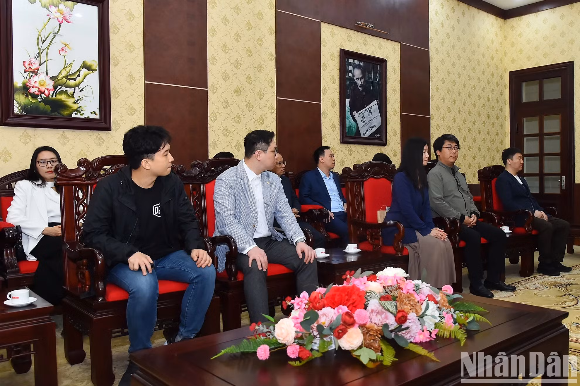 韩国记者协会代表团团员出席会见。