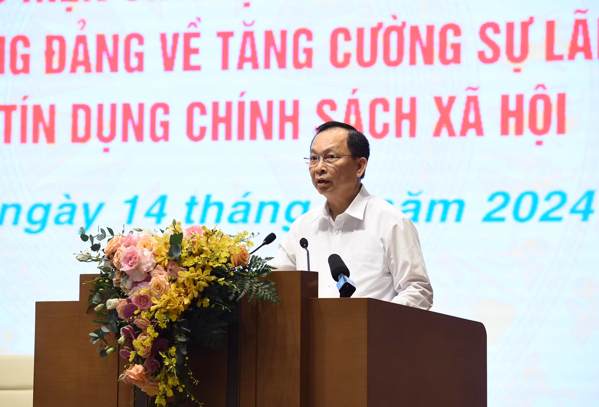 越南国家银行副行长陶明秀发表讲话。