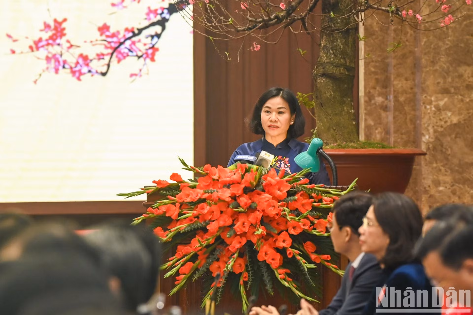 河内市委常务副书记阮氏线在会议上作报告。