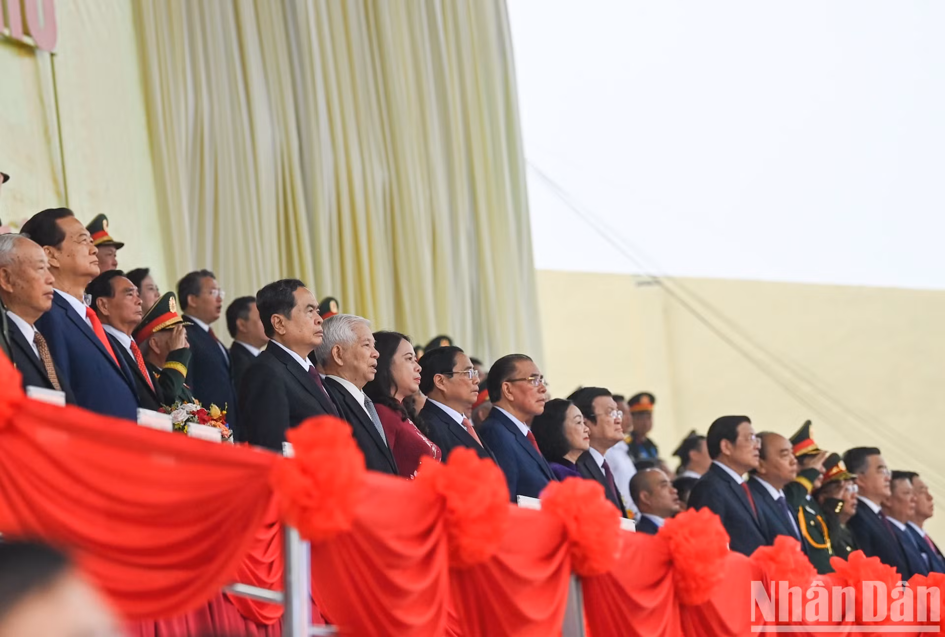 党、国家历代领导人出席纪念大典。