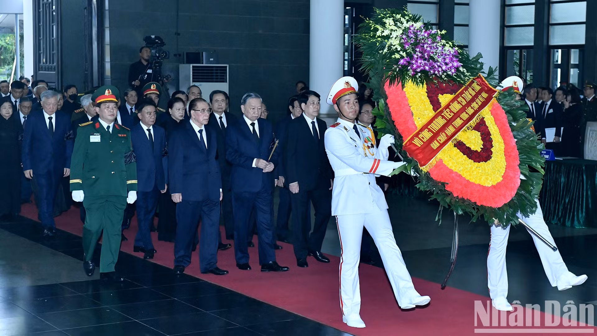 越共中央委员会代表团吊唁原国家主席陈德良逝世【组图】