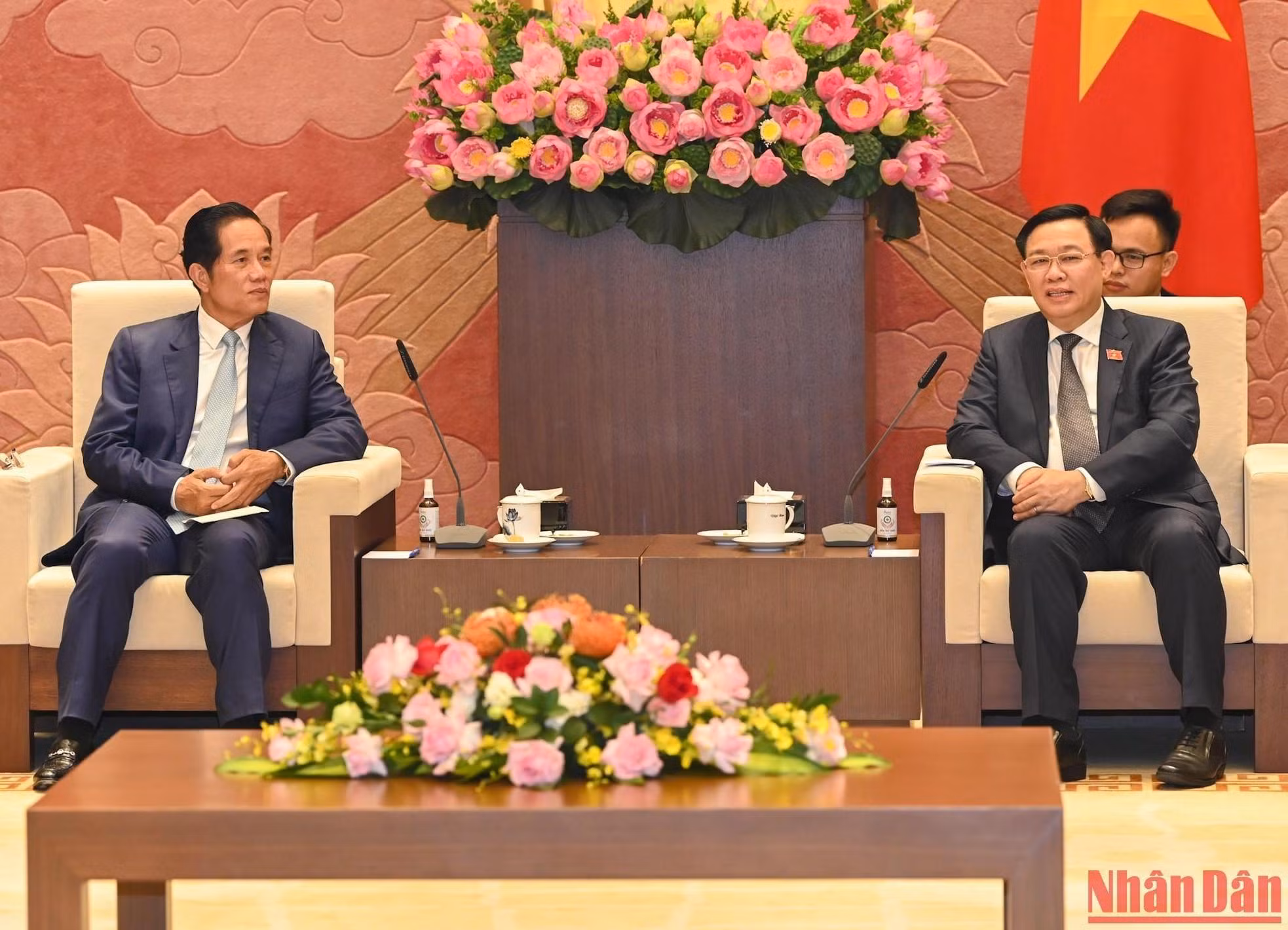 国会主席王廷惠会见柬埔寨金边市市长坤盛。
