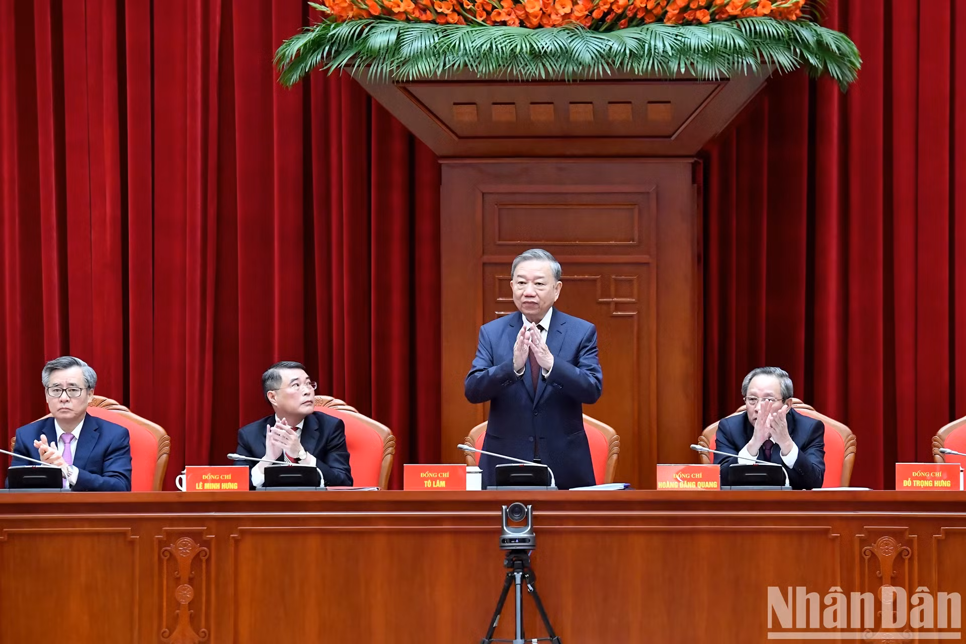 苏林总书记和中央组织部领导人出席会议。