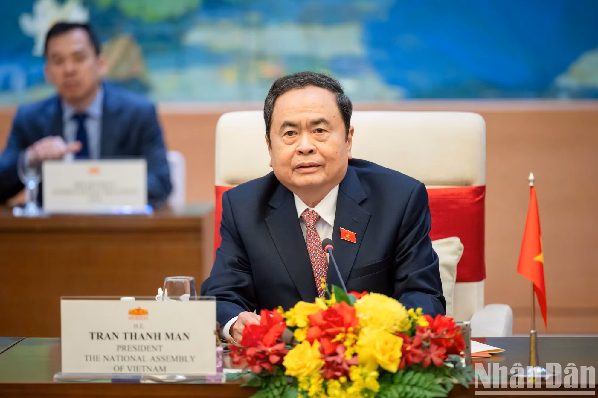 越南国会主席陈青敏发表讲话。