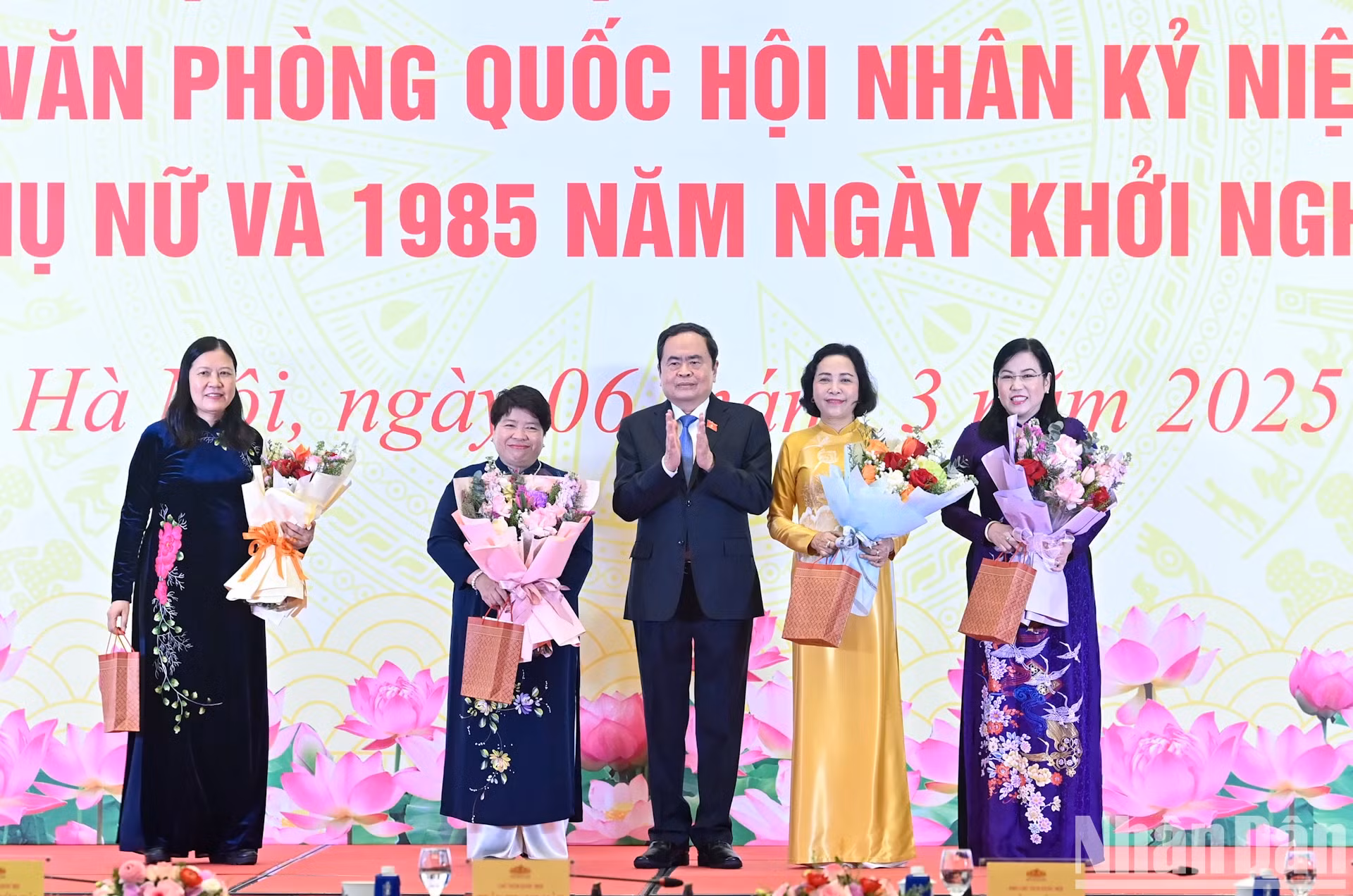 国会主席陈青敏送花祝贺各位女性代表。