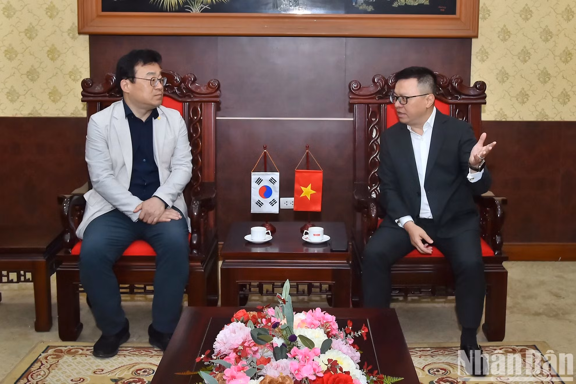 《人民报》社总编辑黎国明会见韩国记者协会会长朴钟贤。