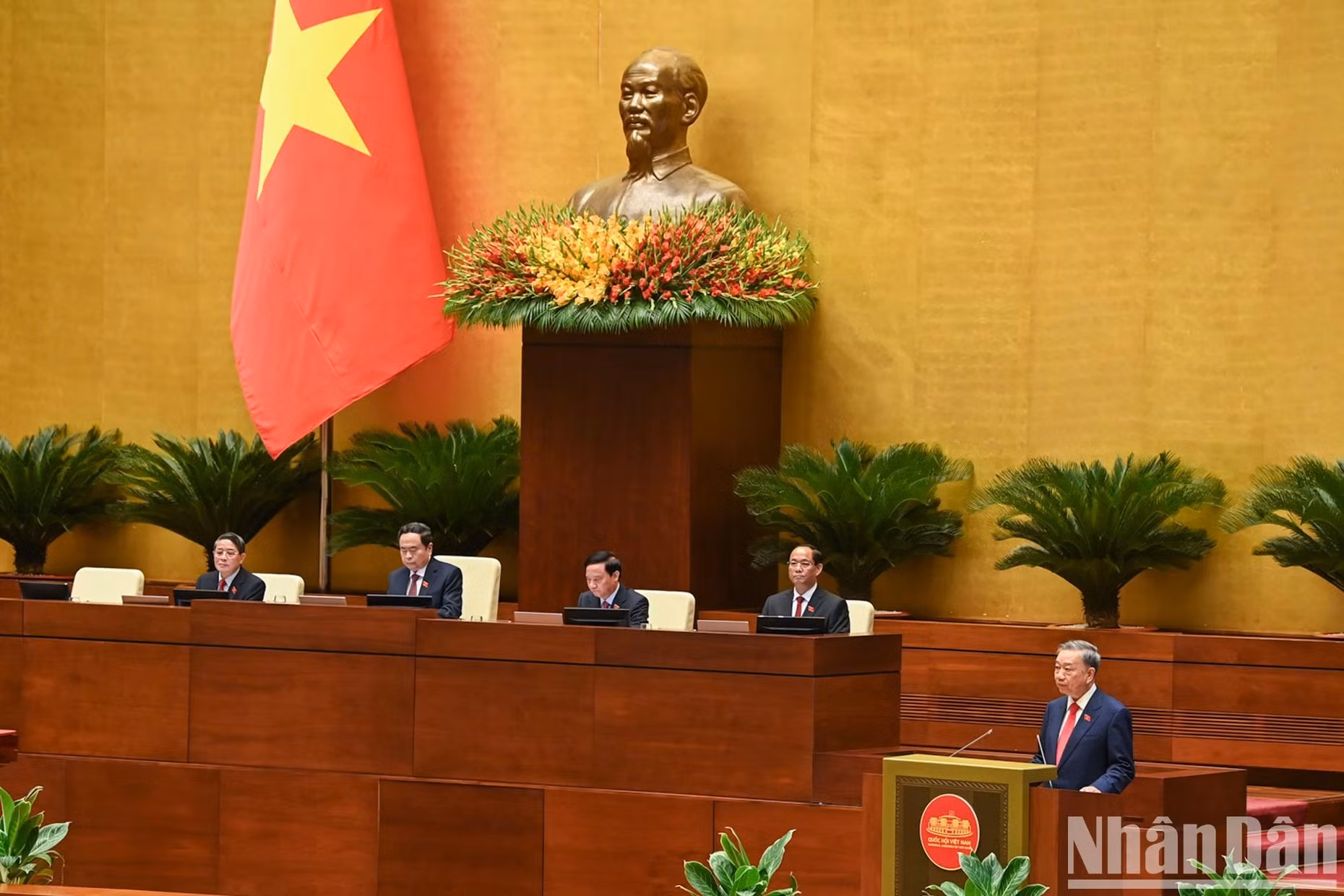 国家主席苏林在宣誓就职后发表讲话。