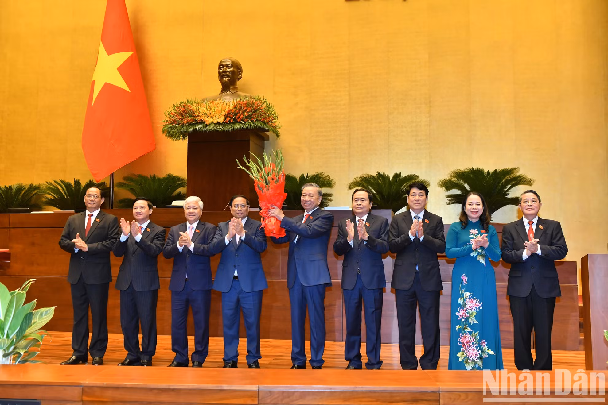 越南各位领导人送花祝贺国家主席苏林。