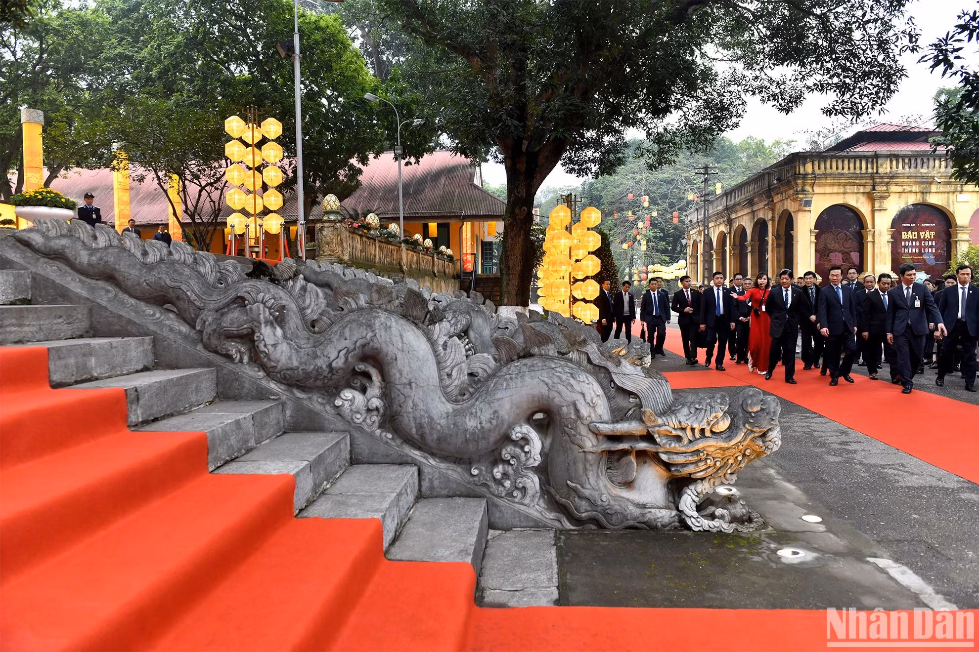 越南国家主席武文赏与菲律宾总统马科斯参观河内升龙皇城。 越南国家主席武文赏与菲律宾总统马科斯参观河内升龙皇城。
