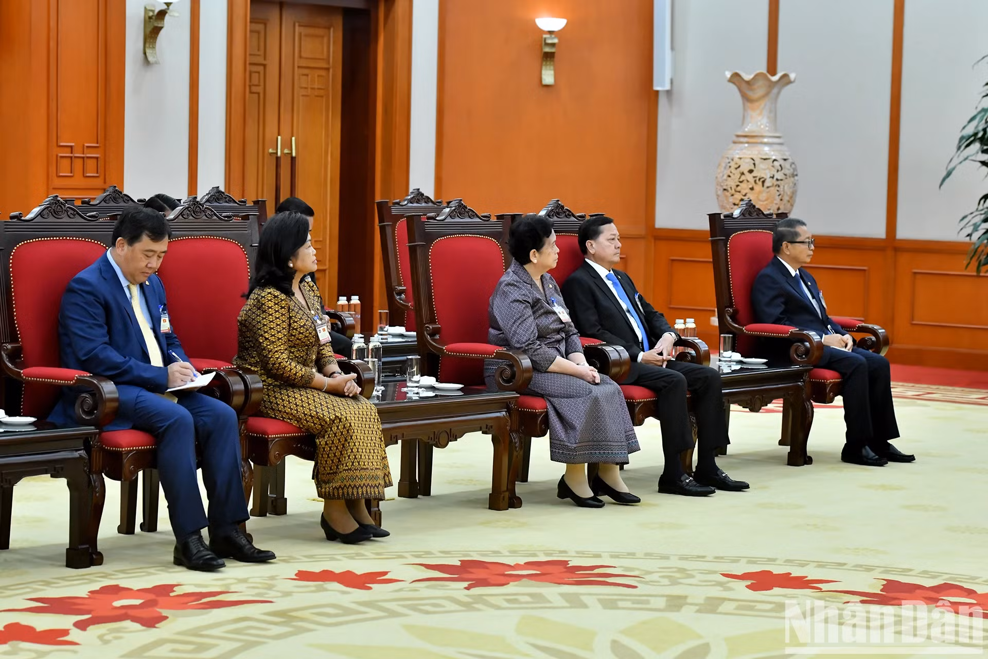 柬埔寨代表团出席会见。