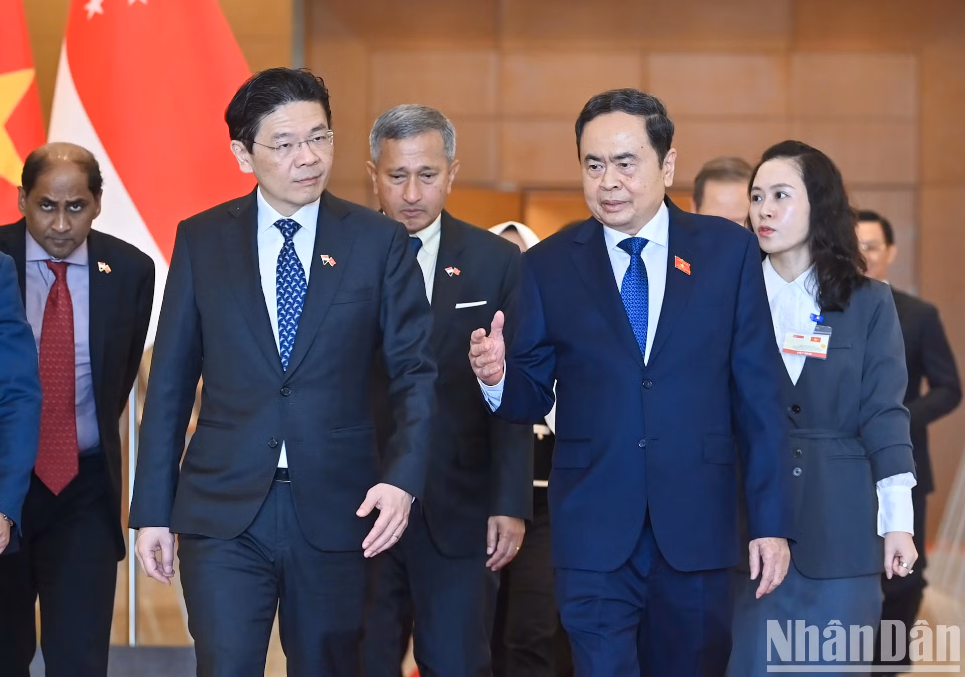 国会主席陈青敏和新加坡总理黄循财交谈。