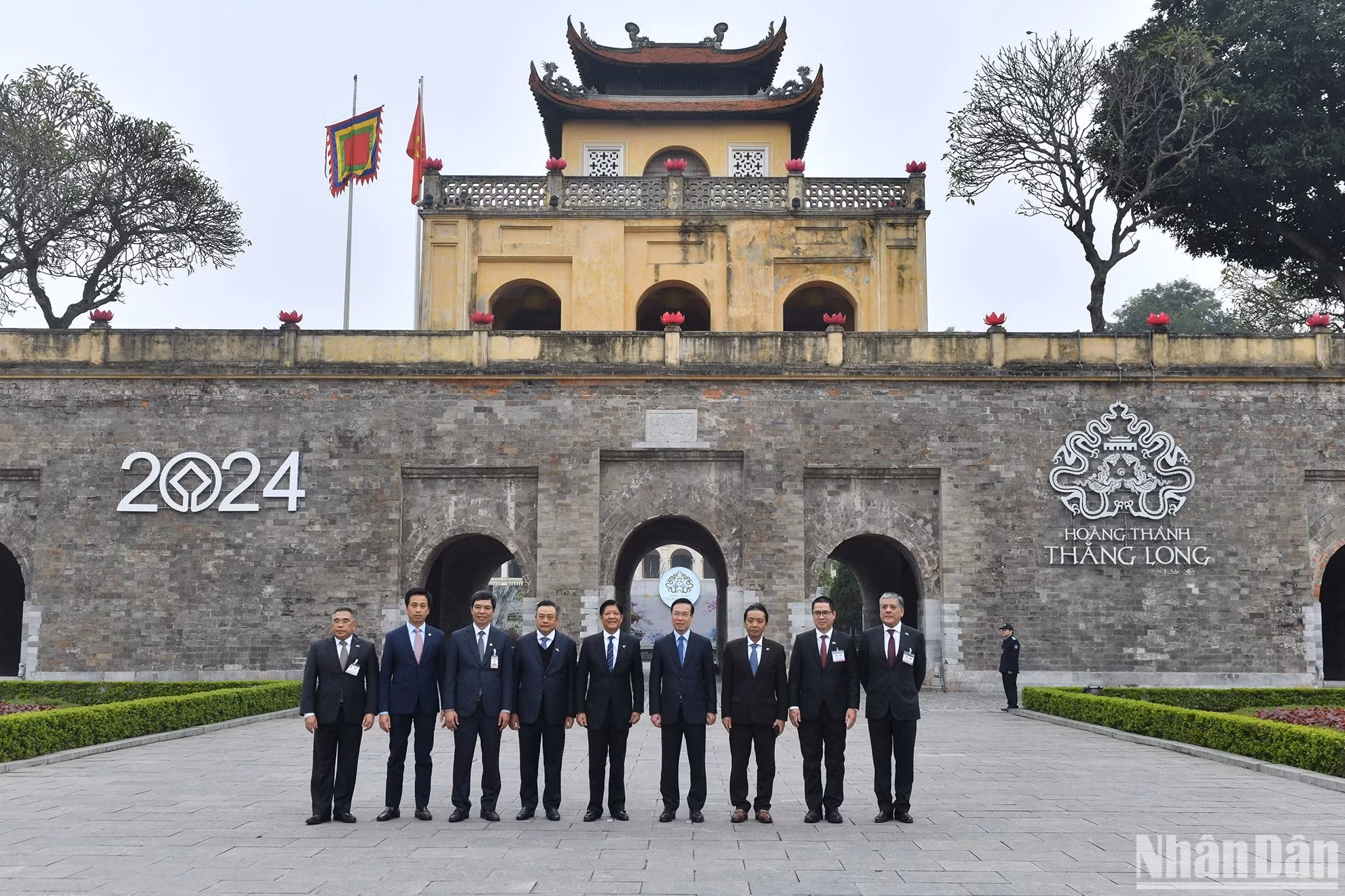 越南国家主席武文赏与菲律宾总统马科斯和各位代表在河内升龙皇城合影。 越南国家主席武文赏与菲律宾总统马科斯和各位代表在河内升龙皇城合影。