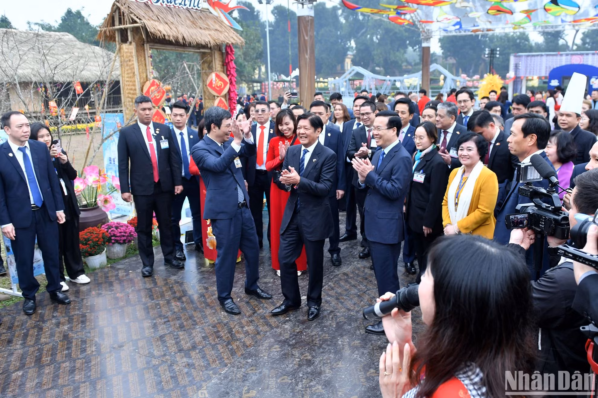 越南国家主席武文赏与菲律宾总统马科斯欣赏在升龙皇城中心区举行的“2024年春节快乐”框架内的表演节目。 越南国家主席武文赏与菲律宾总统马科斯欣赏在升龙皇城中心区举行的“2024年春节快乐”框架内的表演节目。