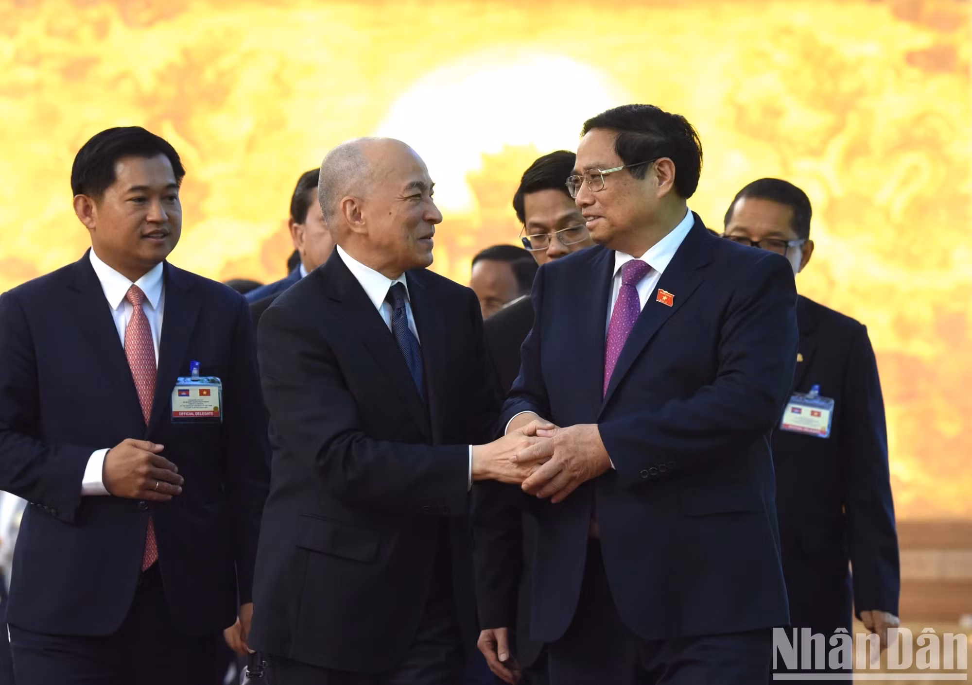范明正总理欢送柬埔寨国王诺罗敦·西哈莫尼