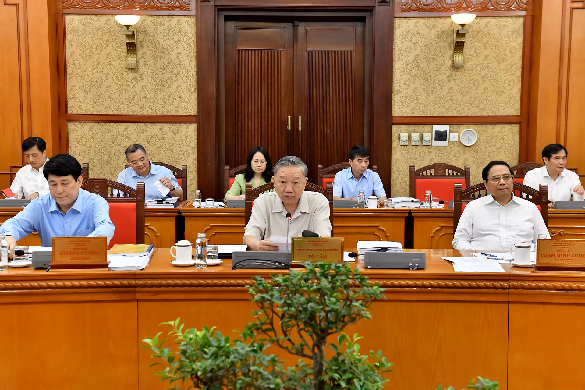 越共中央总书记、国家主席苏林主持中央政治局会议，就成立中央直辖市顺化的提案提出意见【组图】