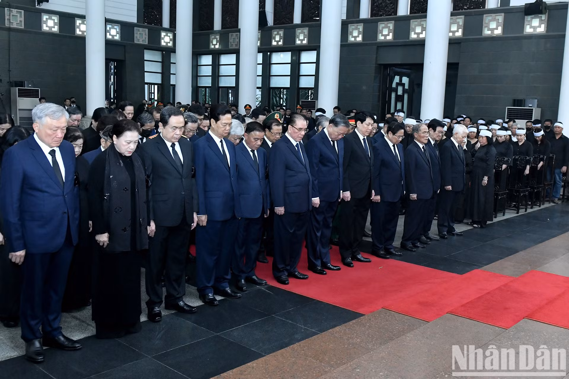由越共中央总书记苏林率领的越共中央委员会代表团吊唁原国家主席陈德良逝世。