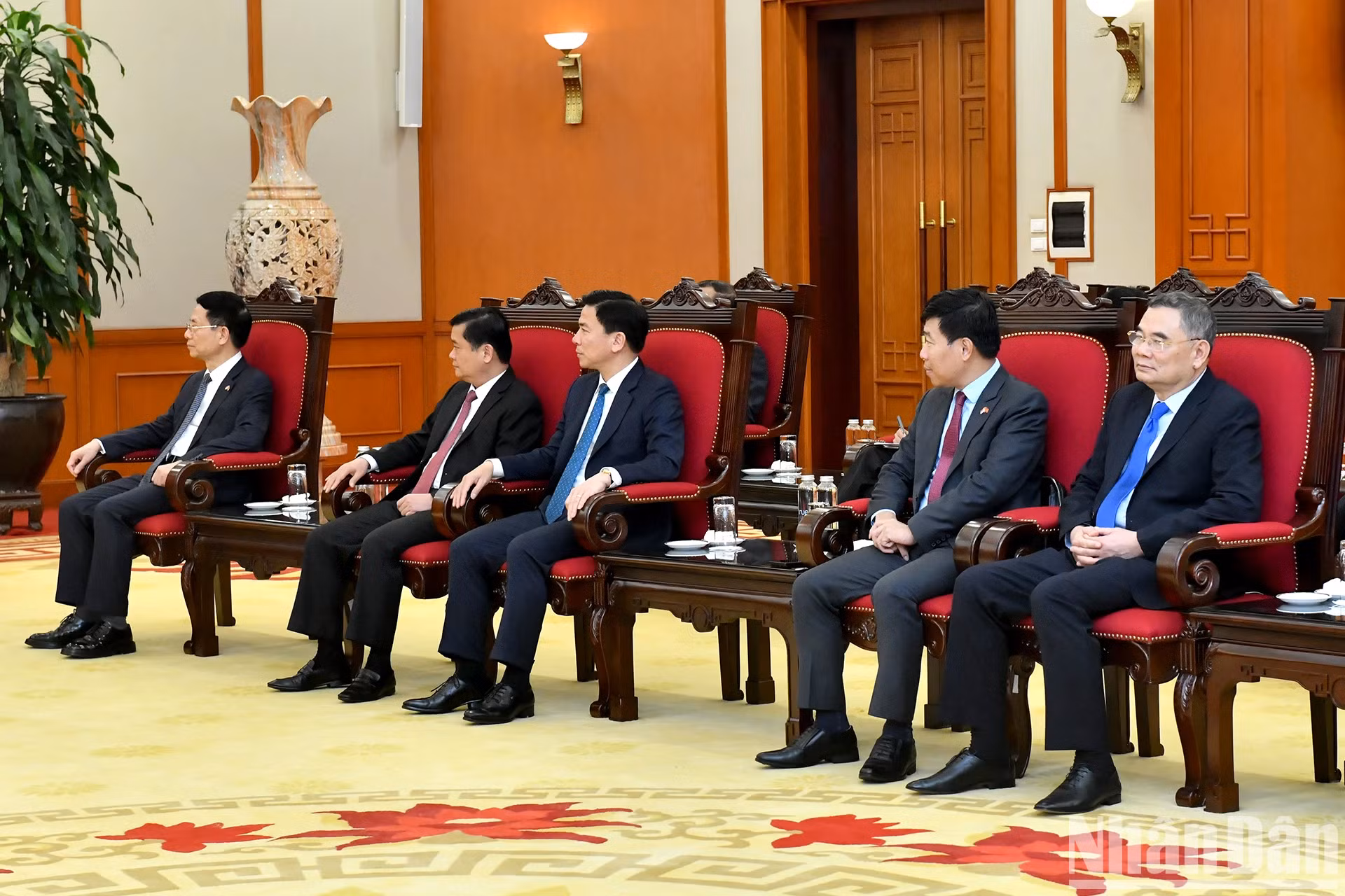 出席会见的越方代表团。