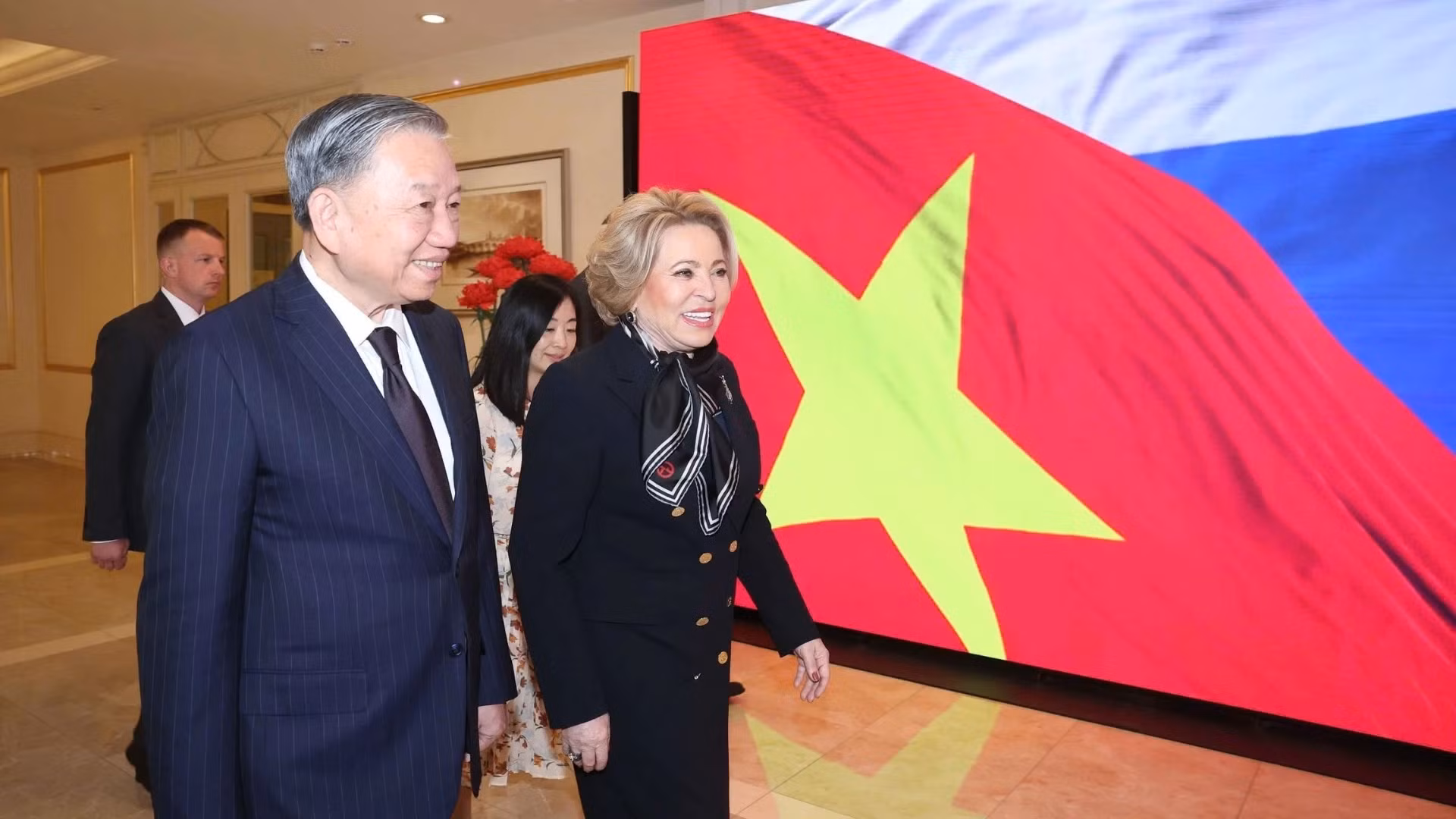 越共中央总书记苏林和俄联邦委员会( 议会上院)主席瓦莲金娜·马特维延科。 越共中央总书记苏林和俄联邦委员会( 议会上院)主席瓦莲金娜·马特维延科。