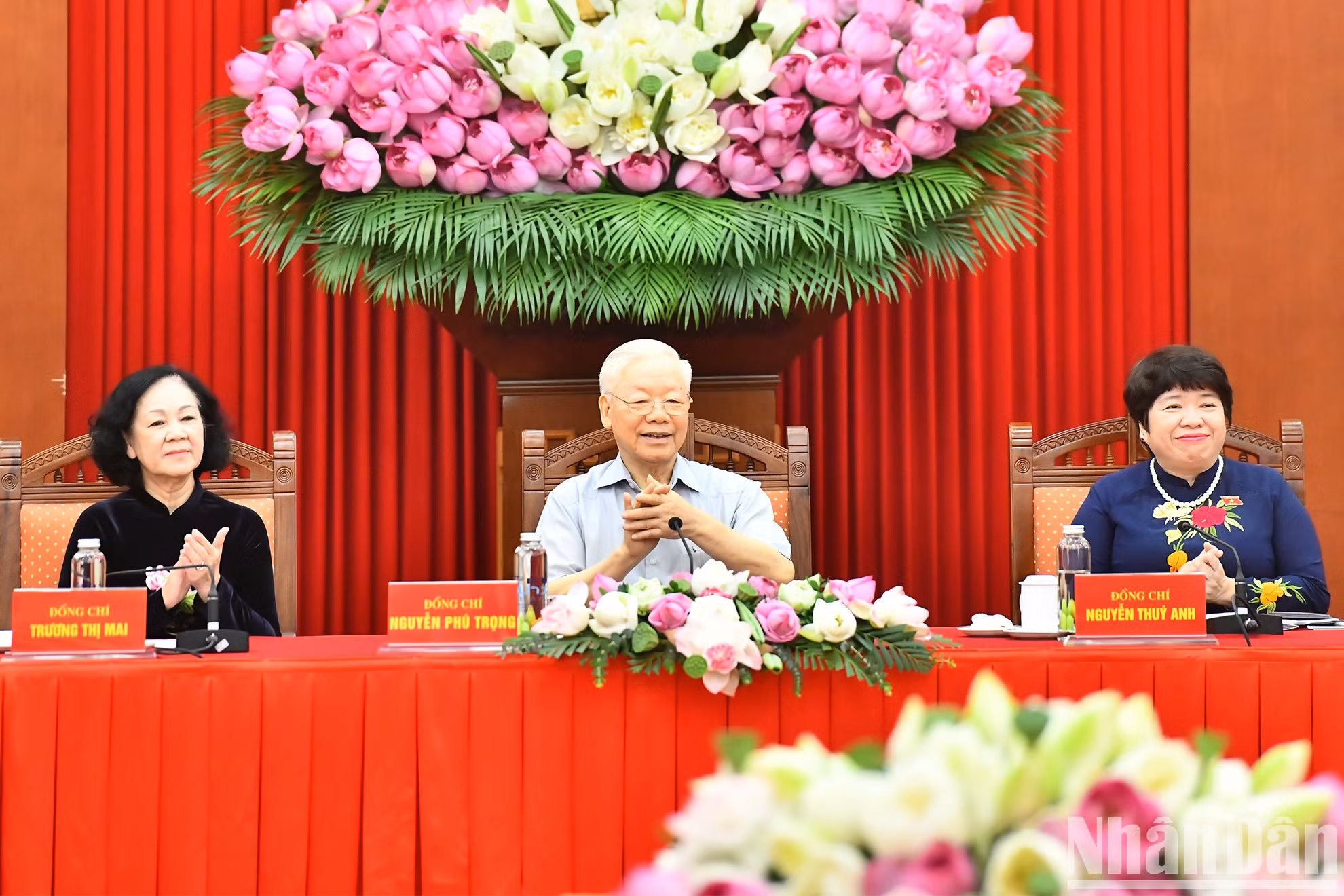 阮富仲总书记和各位代表出席见面会。