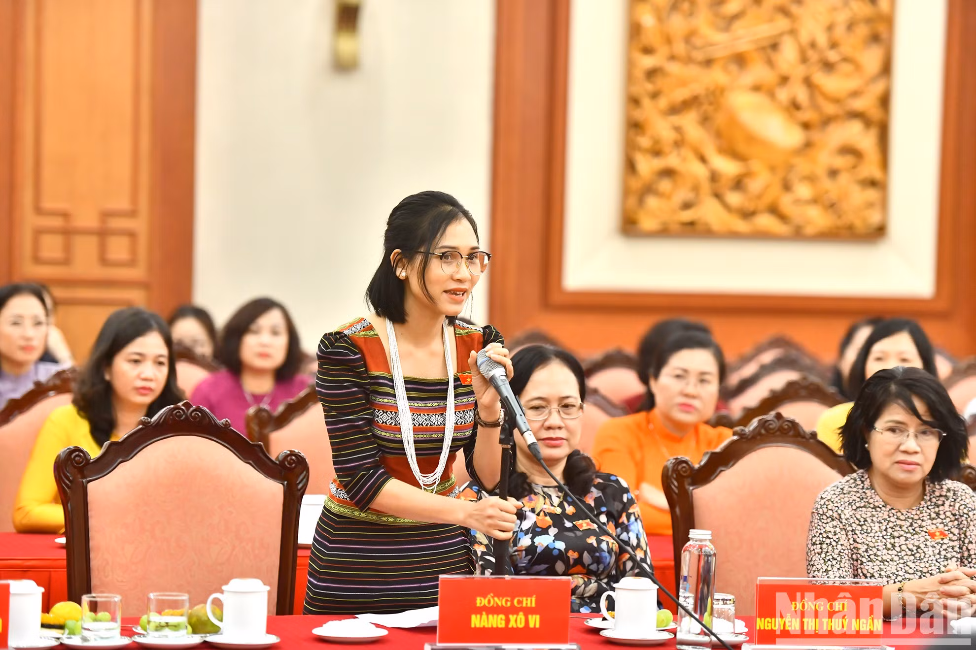 女国会代表娘苏薇在见面会上发表讲话。