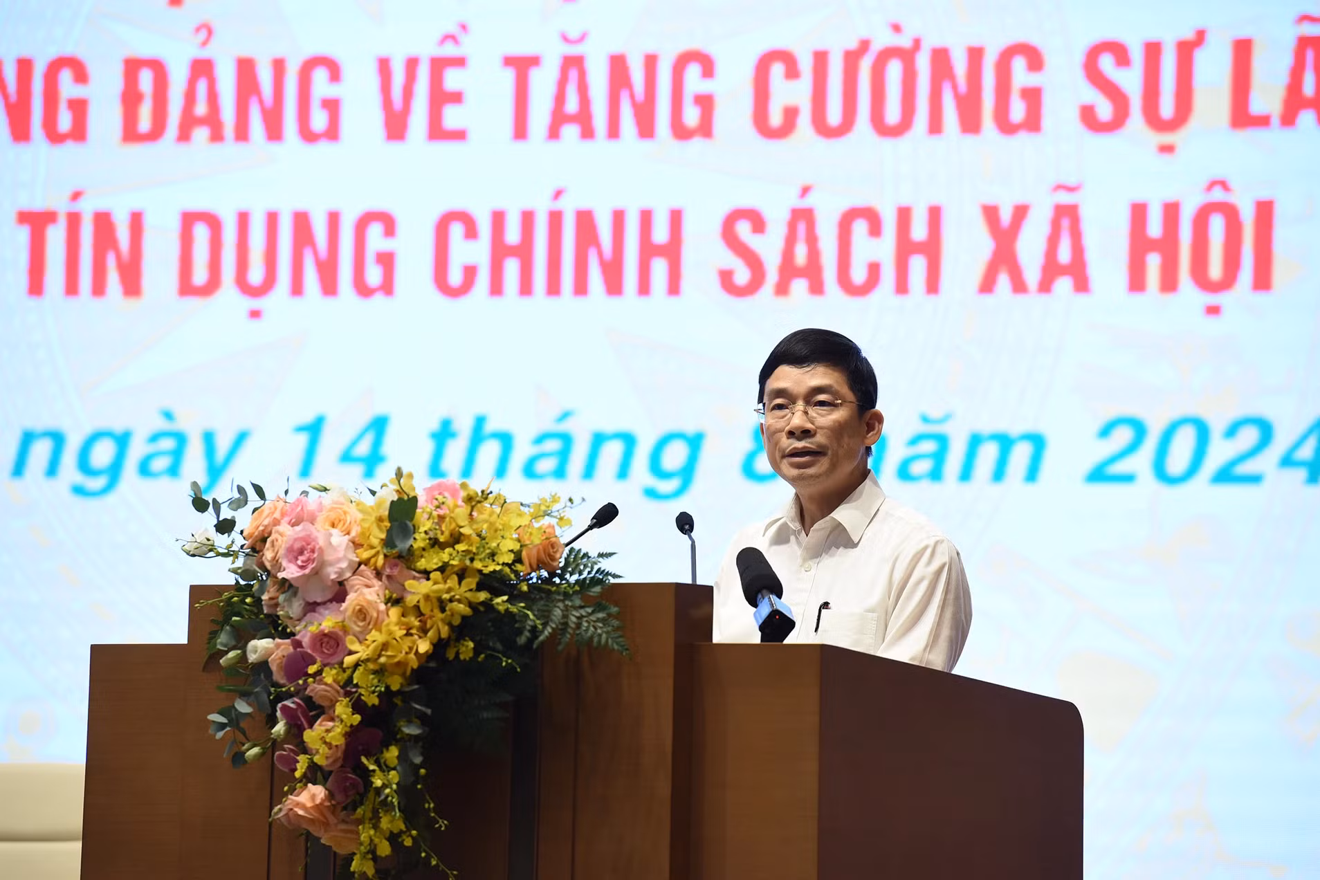 越共中央经济部副部长阮维兴发表讲话。