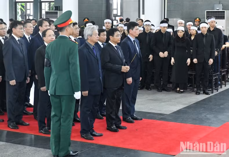 交通运输部代表团吊唁越共中央总书记阮富仲逝世。