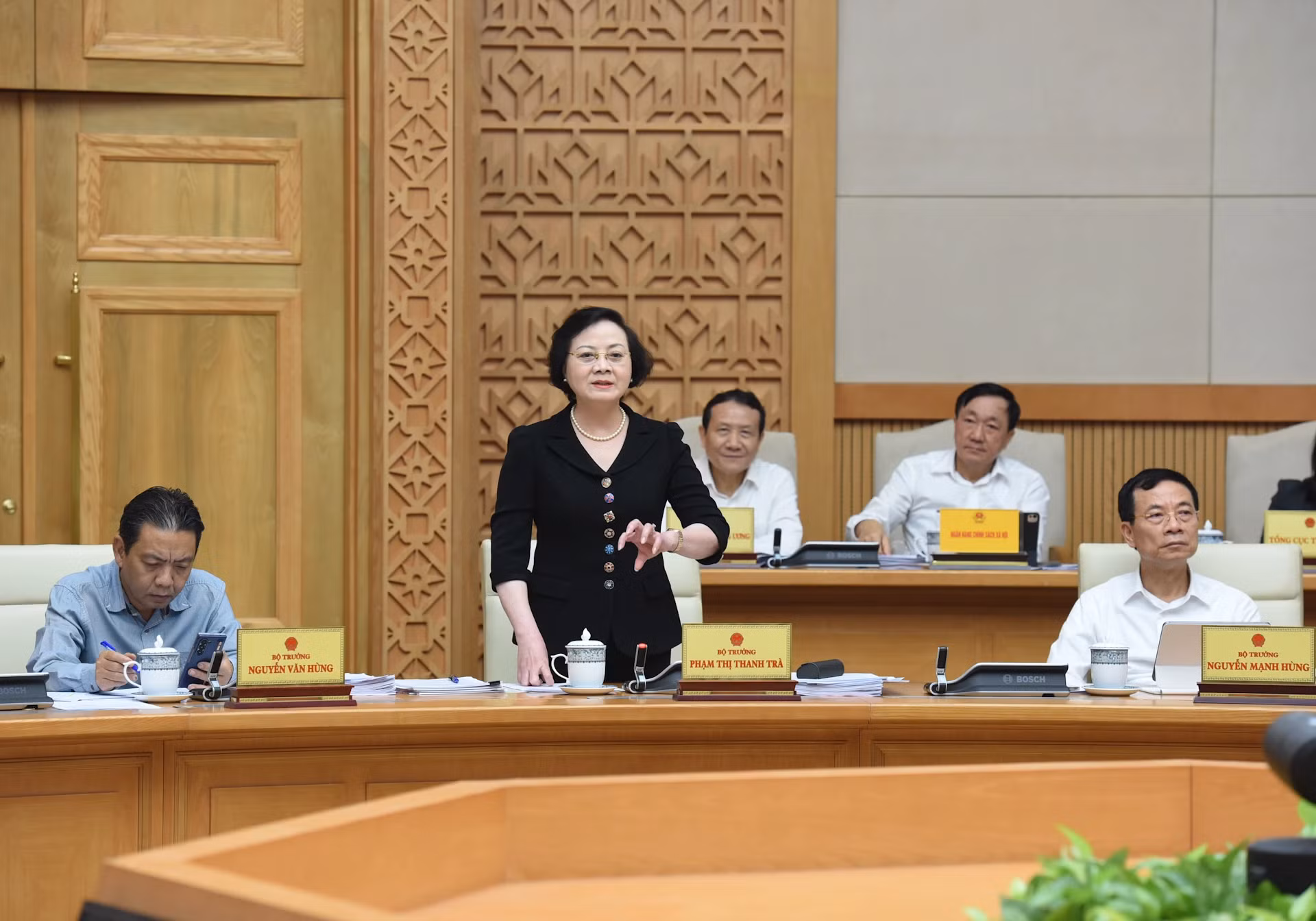 内务部部长范氏青茶发表讲话。