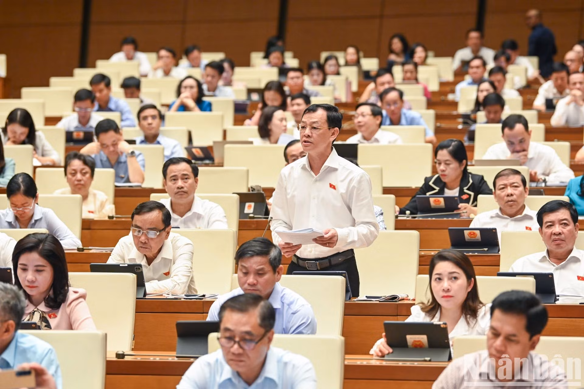 胡志明市国会代表阮知识发表讨论意见。