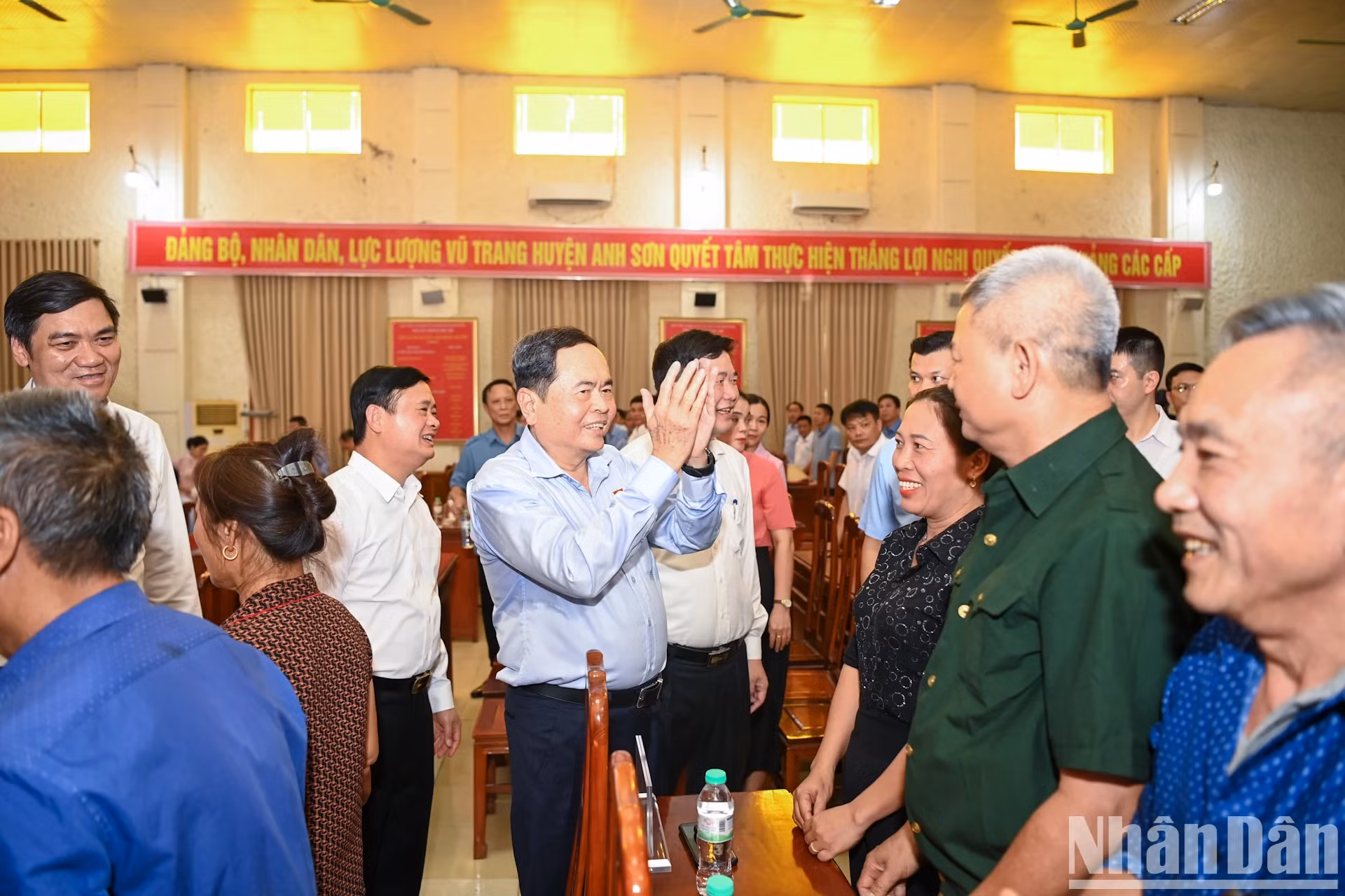 国会主席陈青敏向优抚家庭和革命有功者赠送礼物和房屋。