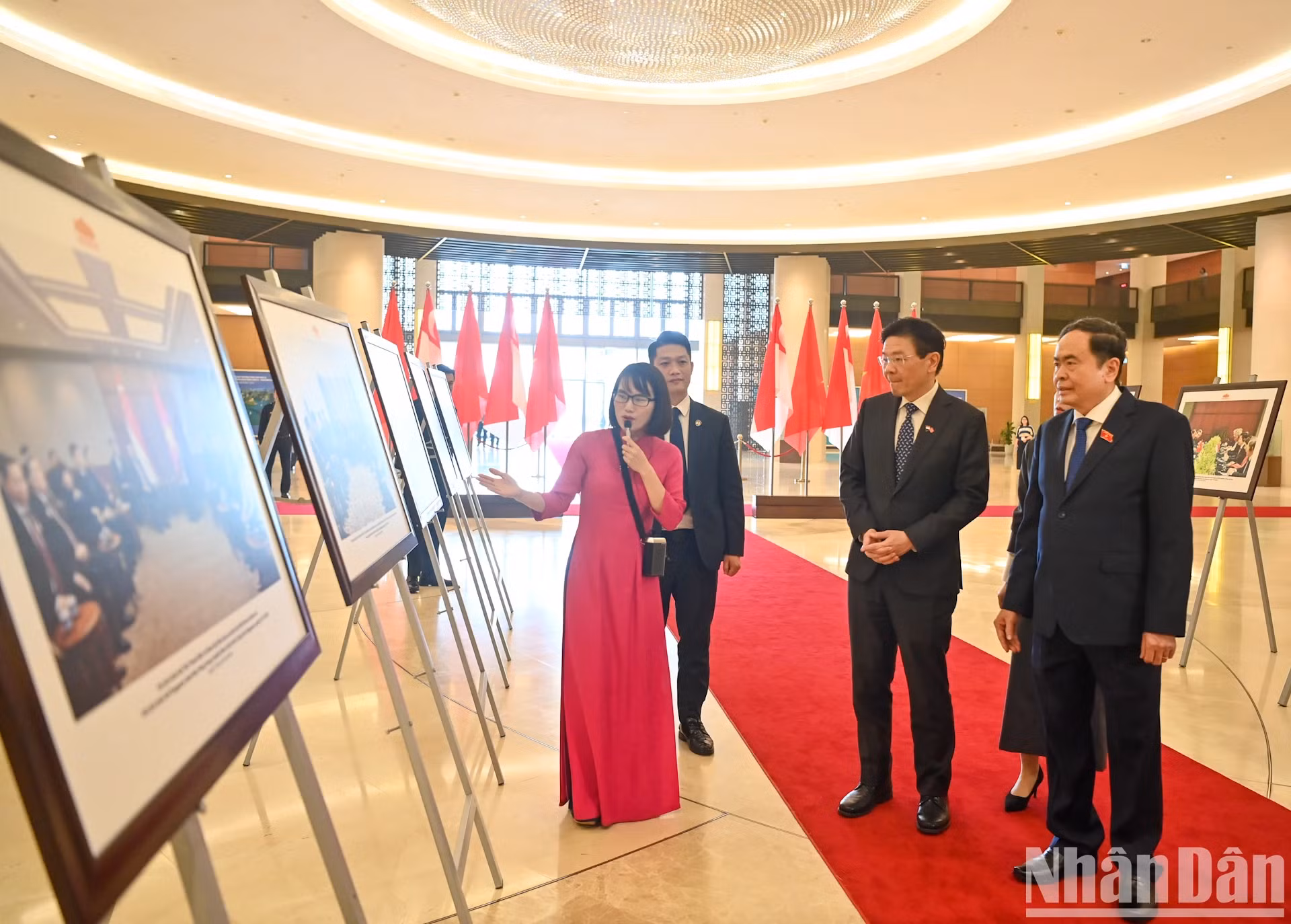 越南国会主席陈青敏和新加坡总理黄循财参观有关越南与新加坡关系的图片展。