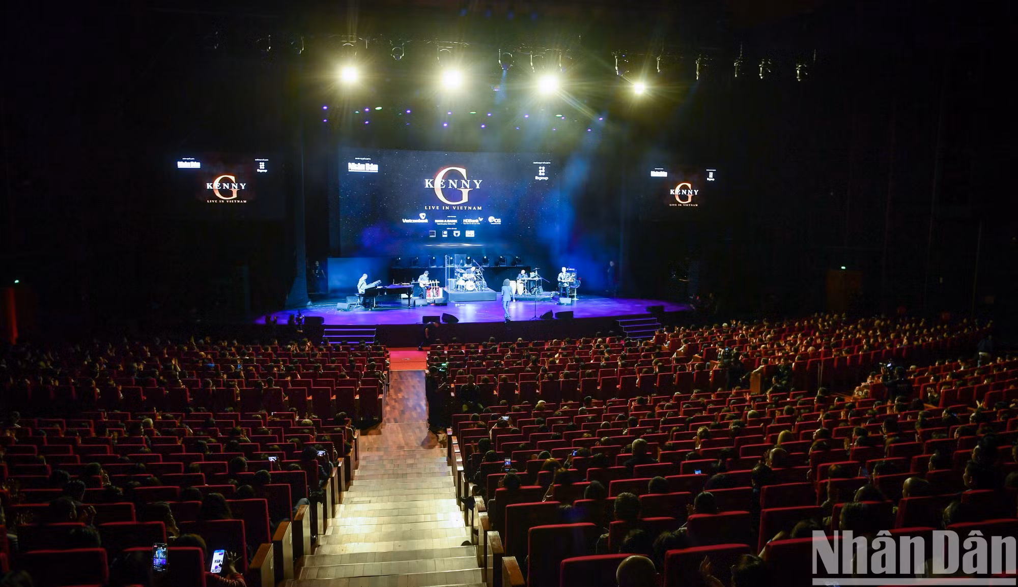 《人民报》社与越南IB集团在国家会议中心联合举办的“Kenny G Live in Vietnam”音乐之夜。