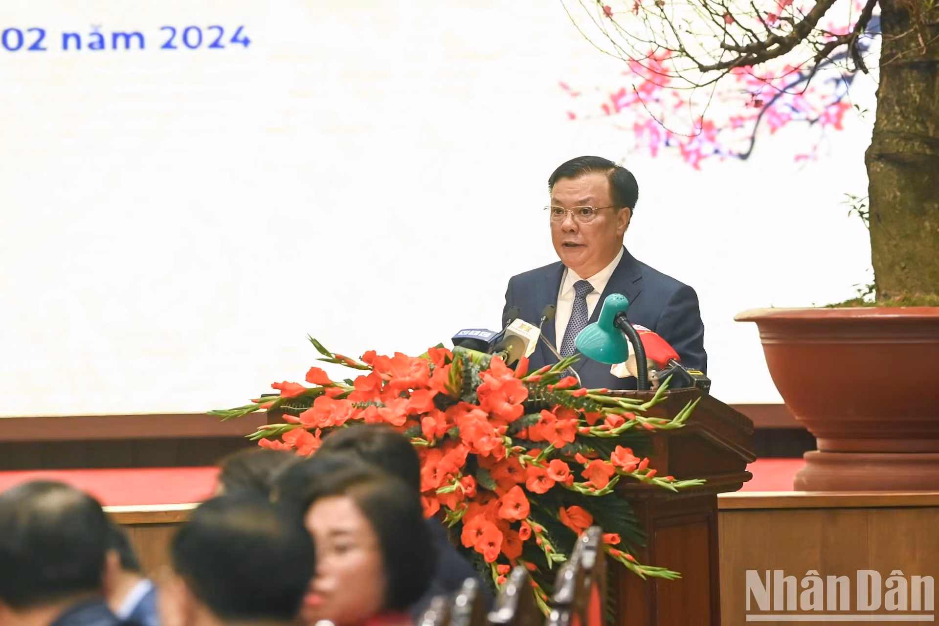 河内市委书记丁进勇在会议上发表讲话。