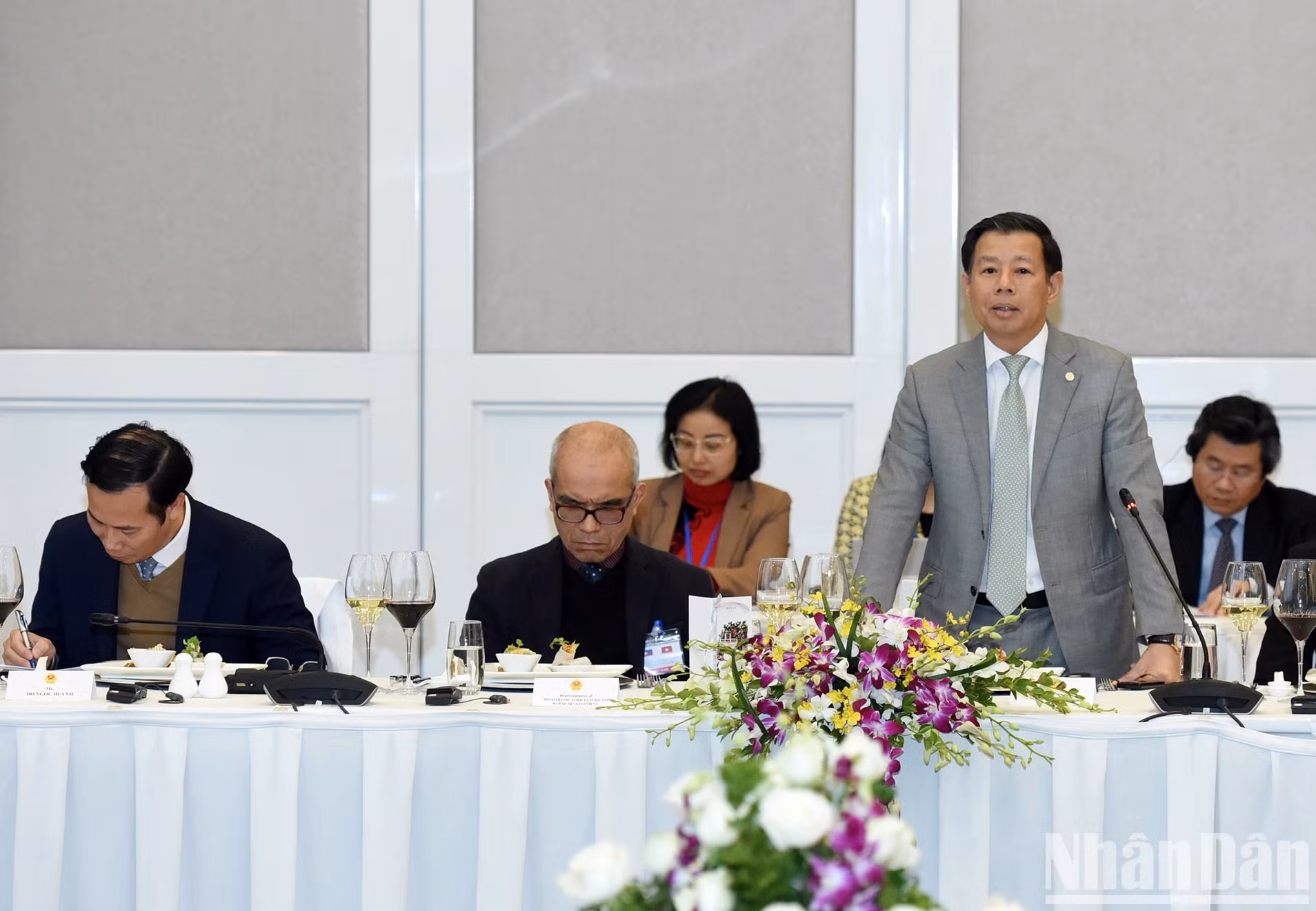 Vingroup集团总经理阮越光在会见中发言。
