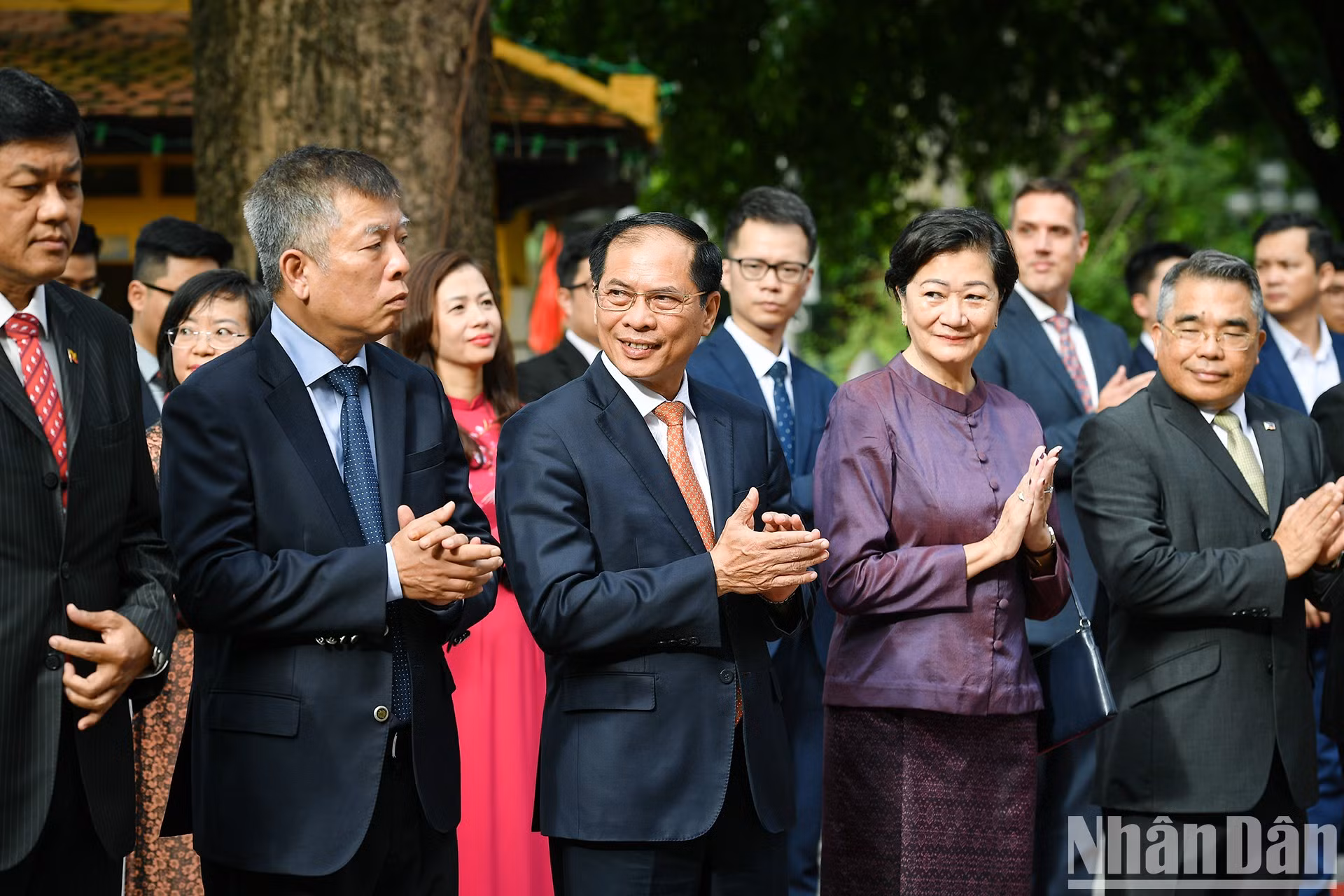 越南代表和国籍代表出席升旗仪式。