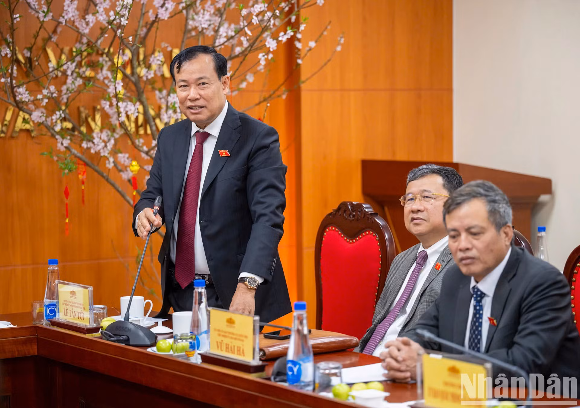 国会国防安全委员会主任黎晋至发表讲话。
