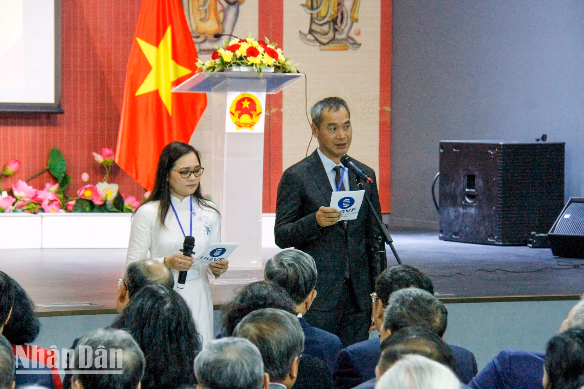 旅居法国越南人协会主席王友仁发表讲话。