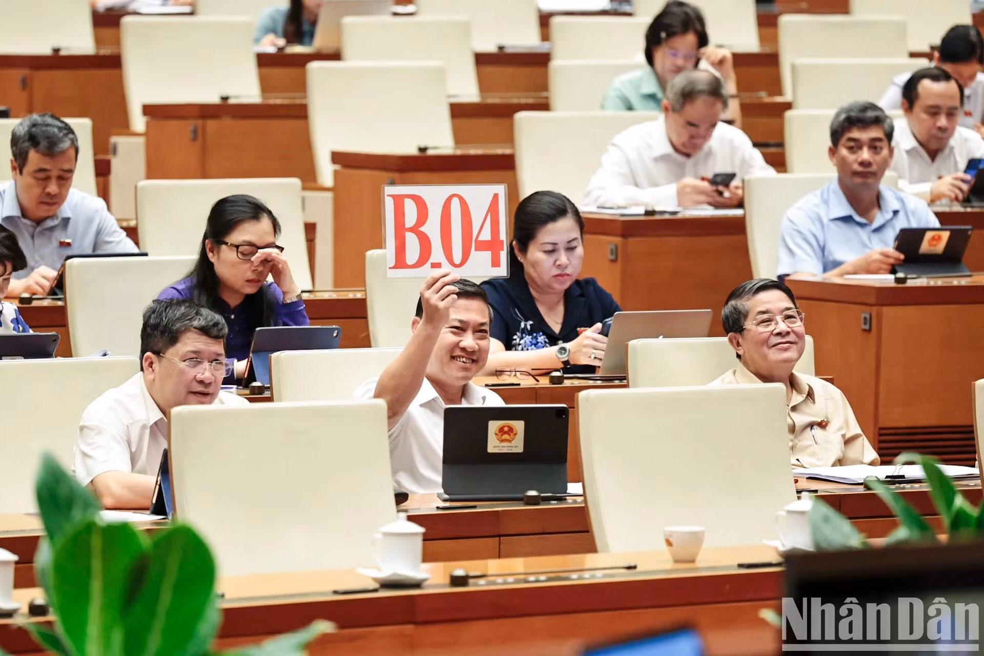 广南省国会代表潘太平举牌进行辩论。