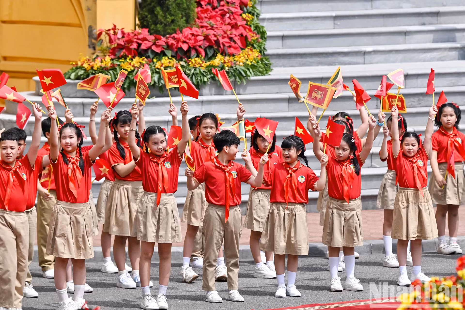 首都儿童在欢迎仪式上热烈欢迎梁强主席和斯里兰卡总统阿努拉·库马拉·迪萨纳亚克。