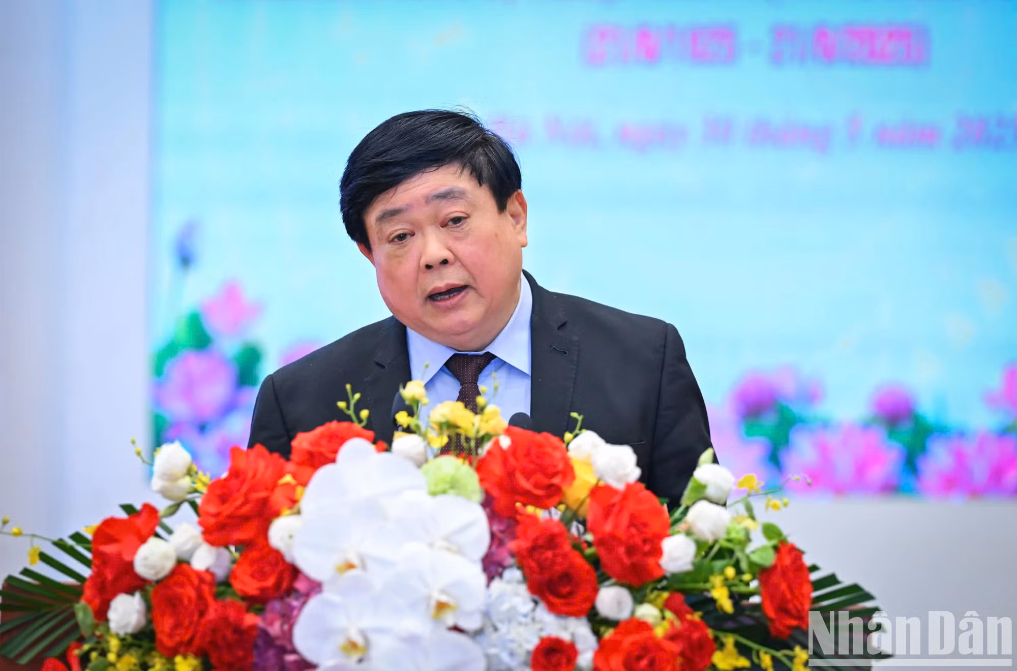 原越共中央委员、原中央宣教部副部长、中央理论委员会副主席阮世纪副教授、博士作报告。