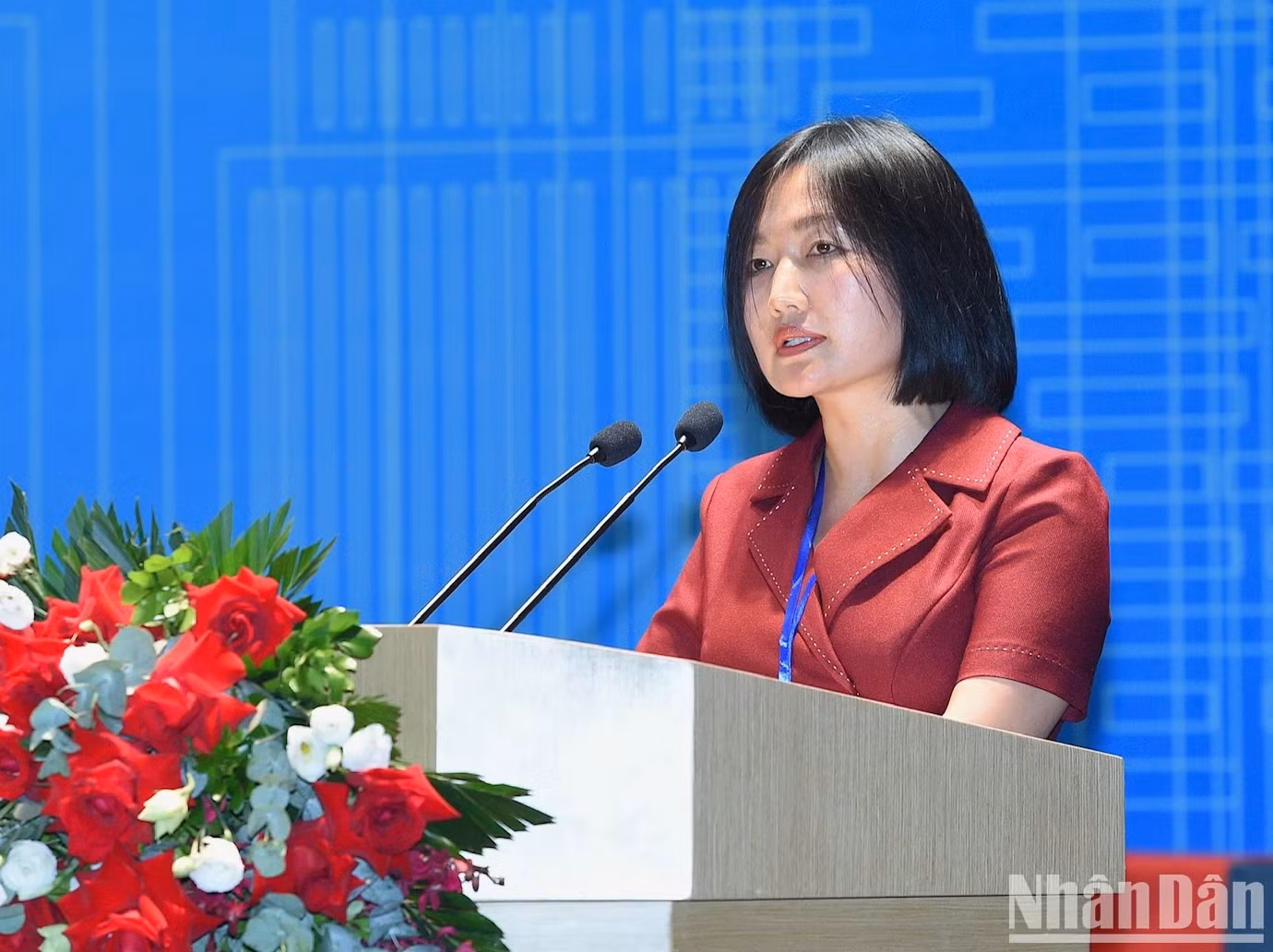 越南电信军工电信集团人力资源总监武氏梅女士作了有关数字化转型以及将科技应用于生产经营过程，为提高劳动生产率做出贡献的报告。