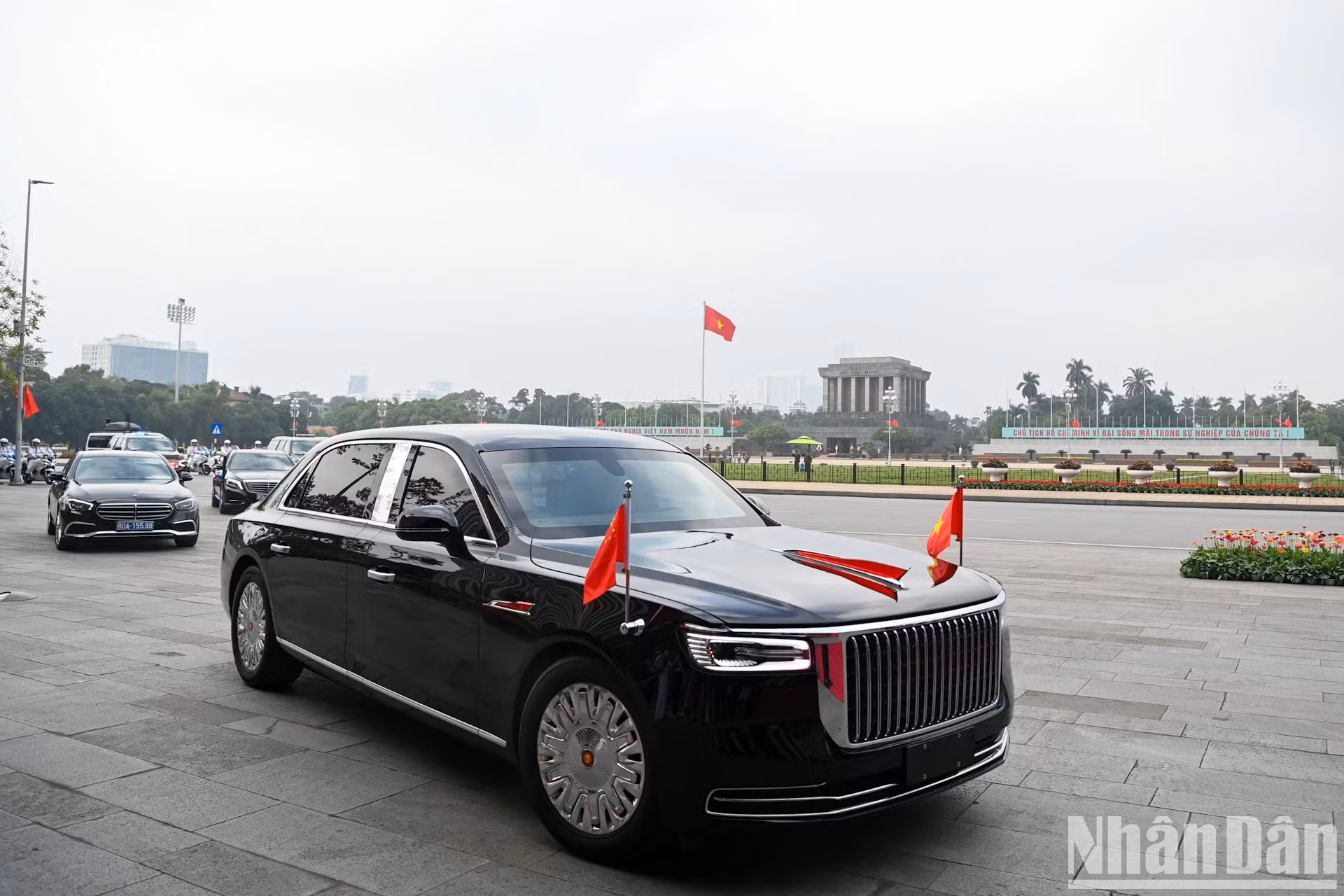 中国高级代表团车队沿着独立街前往国会大厦。