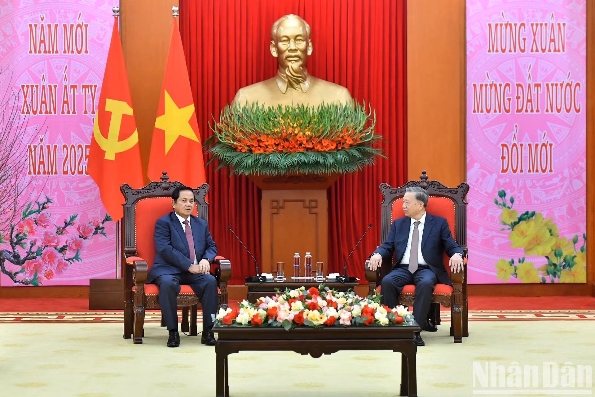 苏林总书记会见柬埔寨人民党中央委员、参议院第一副议长乌波烈。