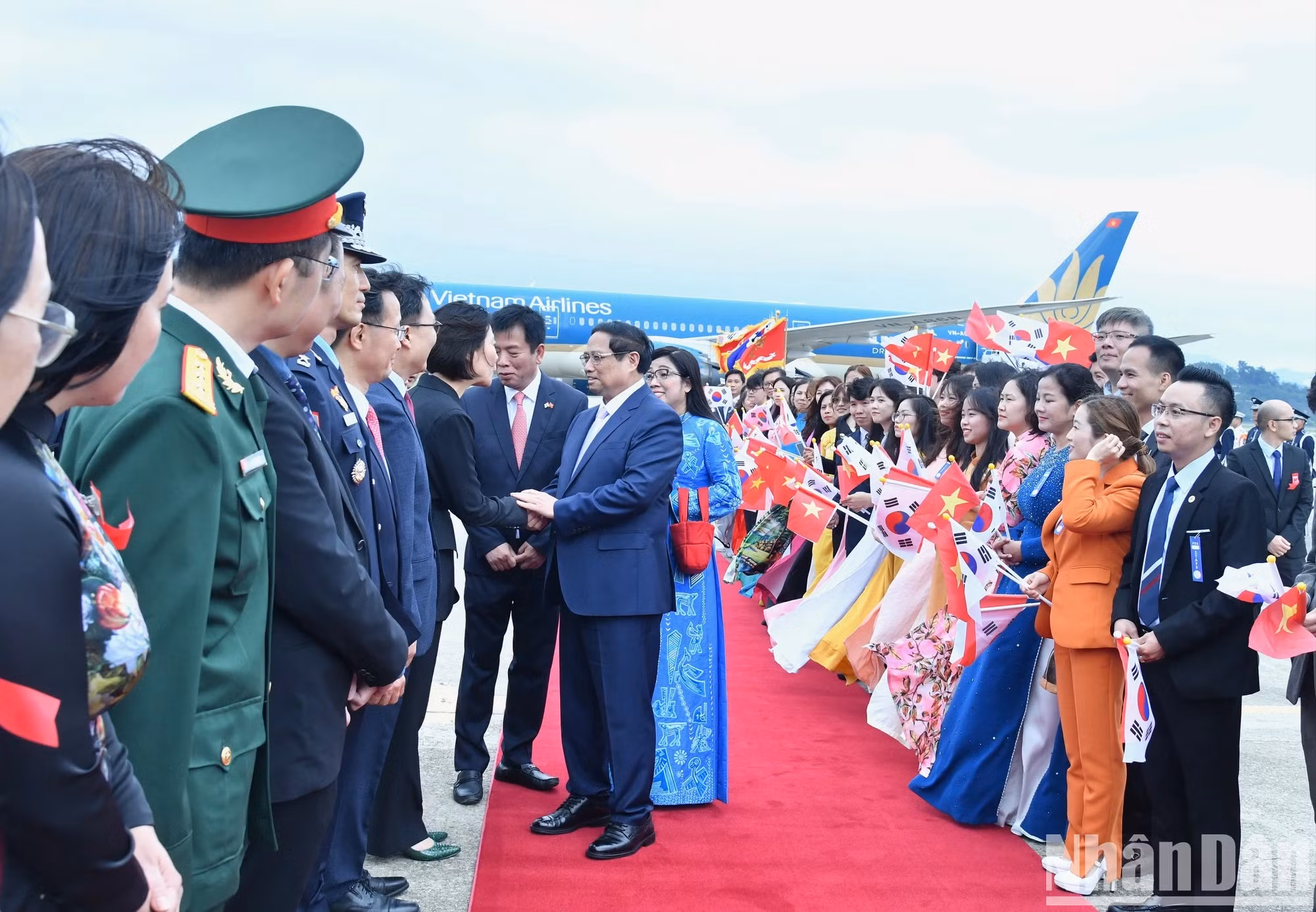 范明正总理同韩国官员握手。