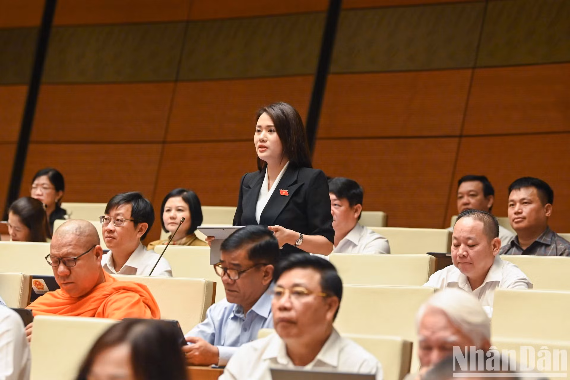 河江省国会代表王氏香发表讨论意见。