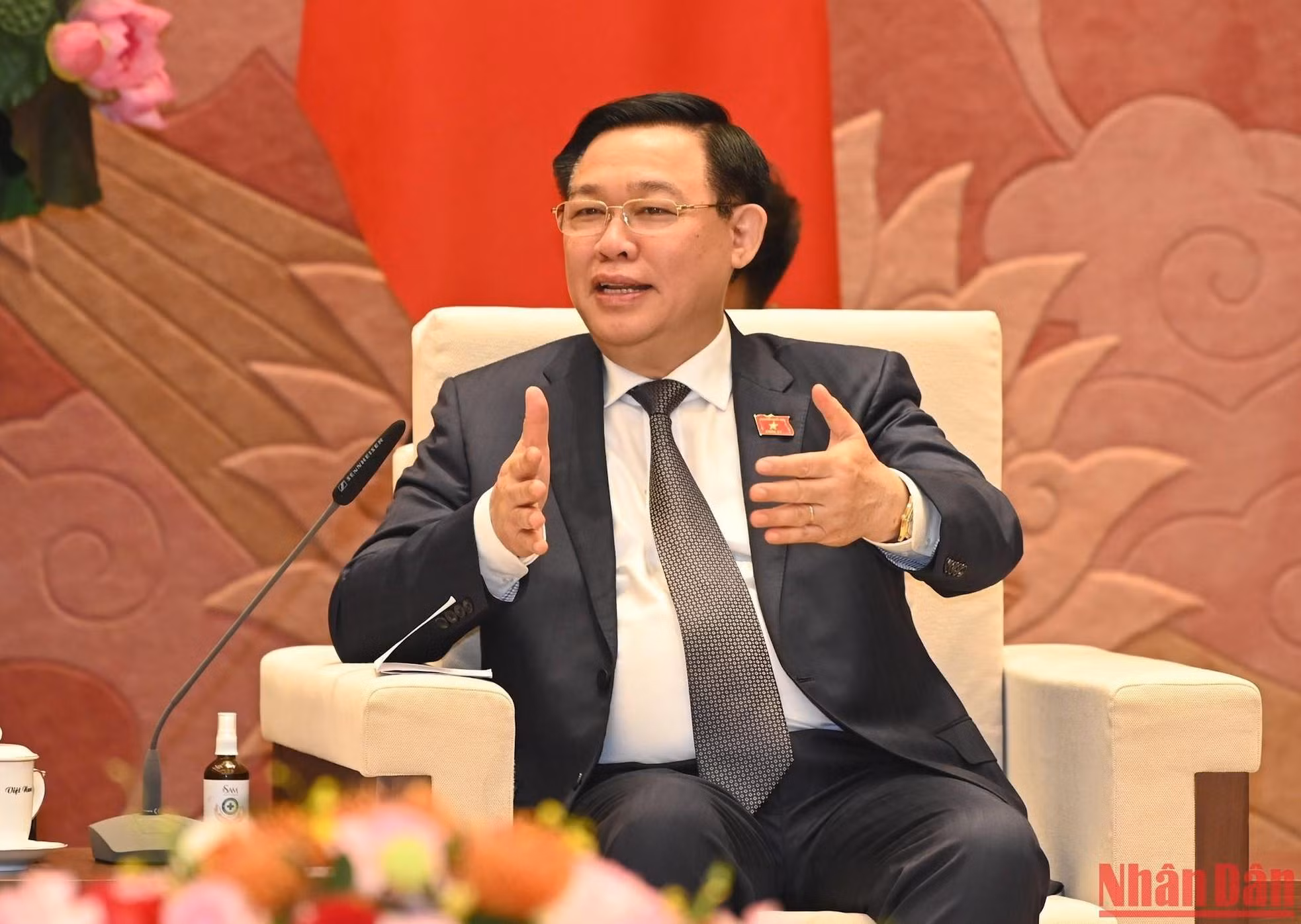 国会主席王廷惠在会见中发言。