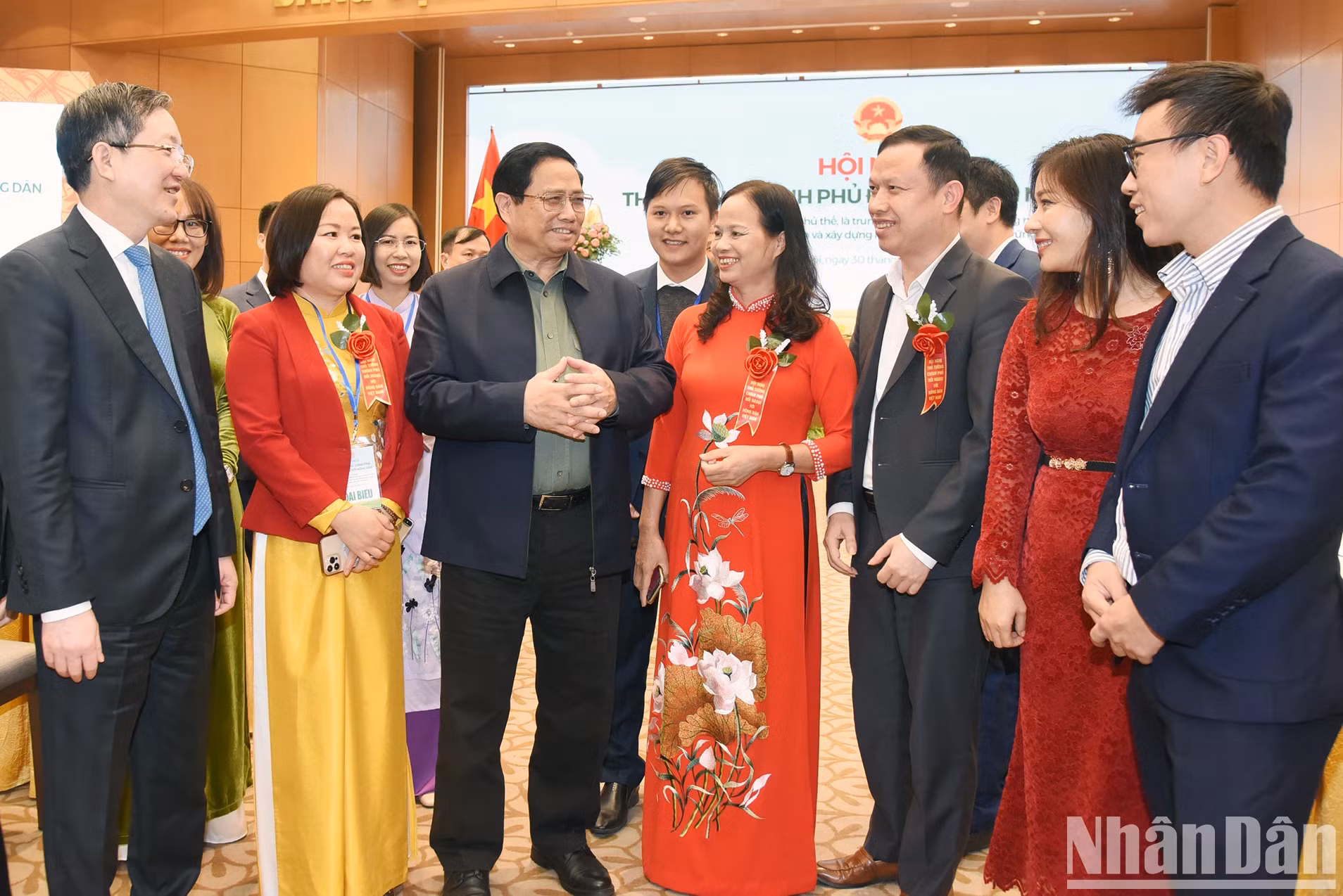 范明正总理和农民代表交谈。