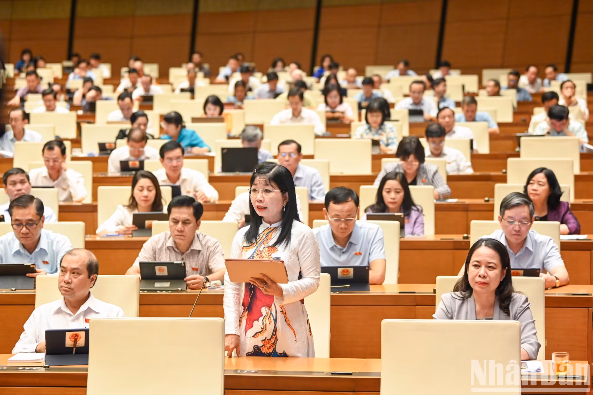 安江省国会代表陈氏清香发表讨论意见。