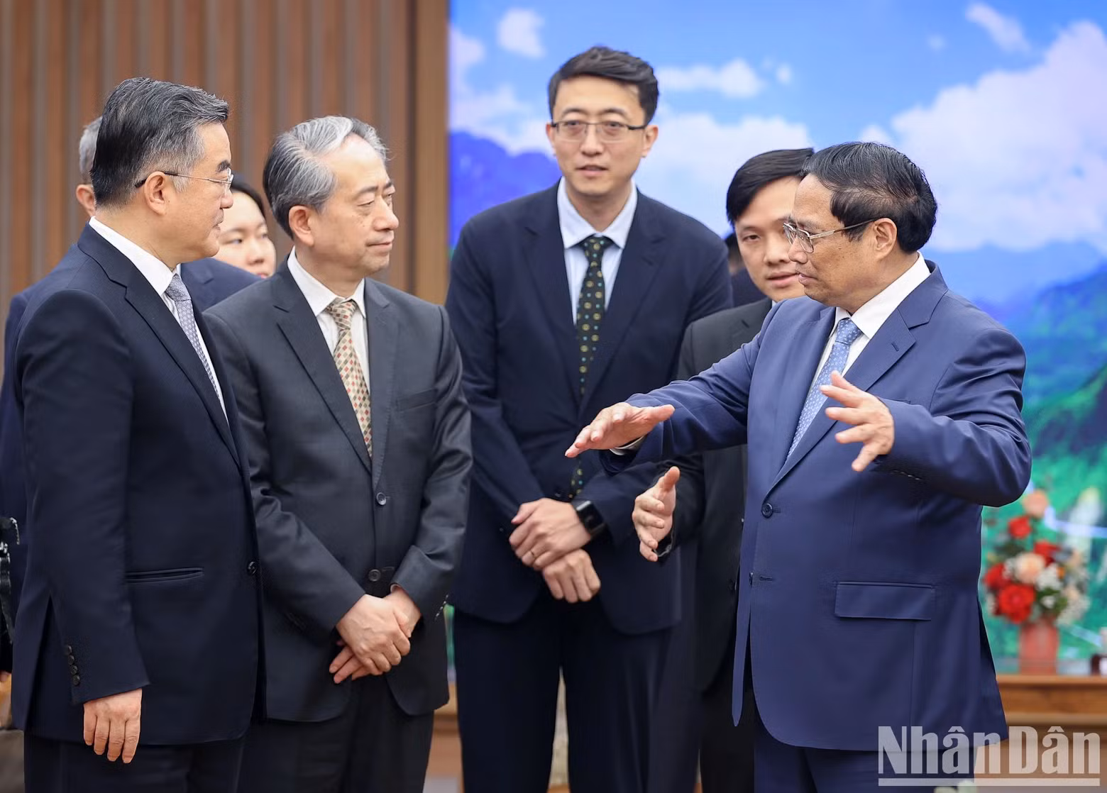 范明正总理同中国全国人大常委会副委员长张庆伟交谈。