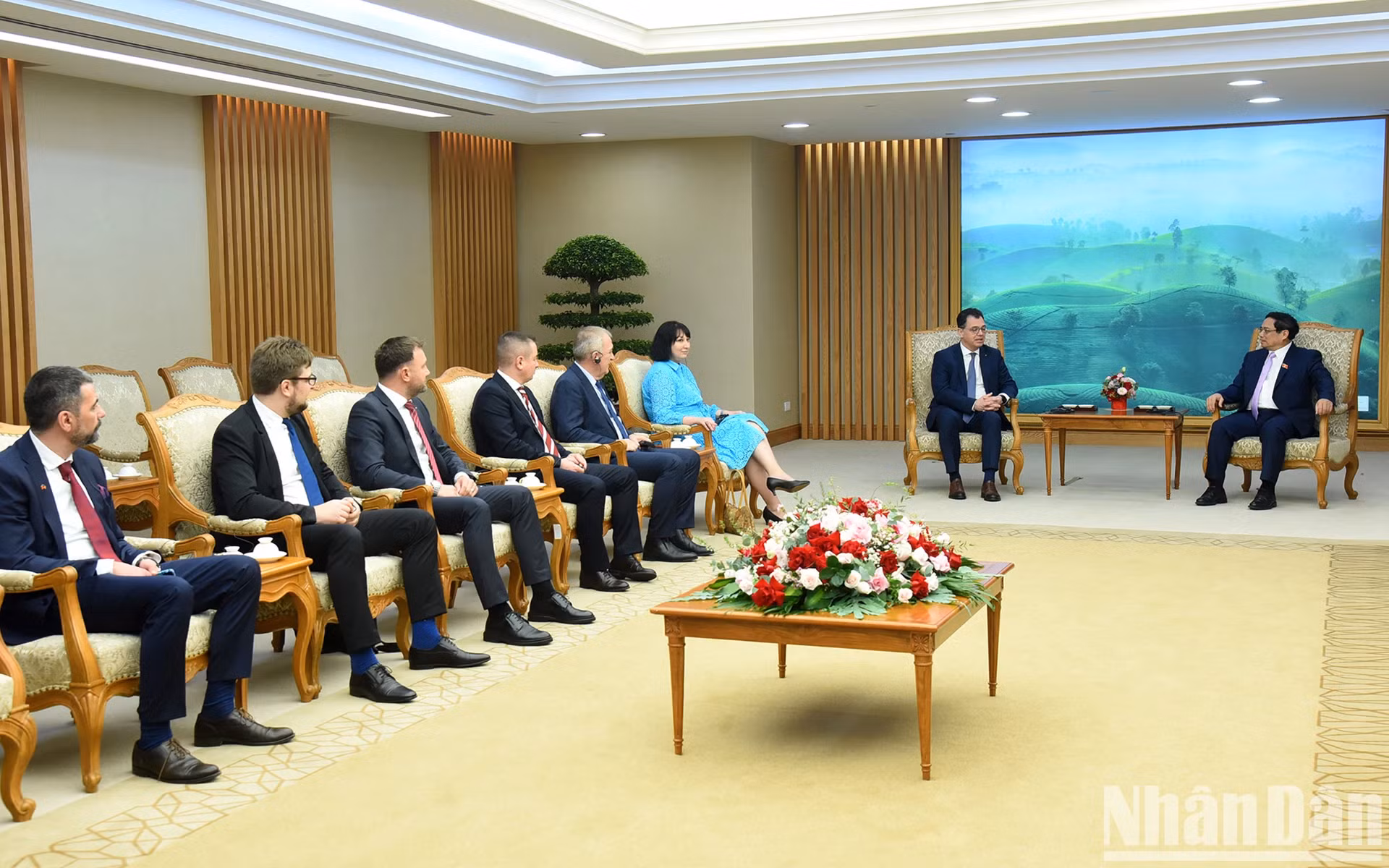罗马尼亚经济、创业和旅游部代表团团员出席会见。