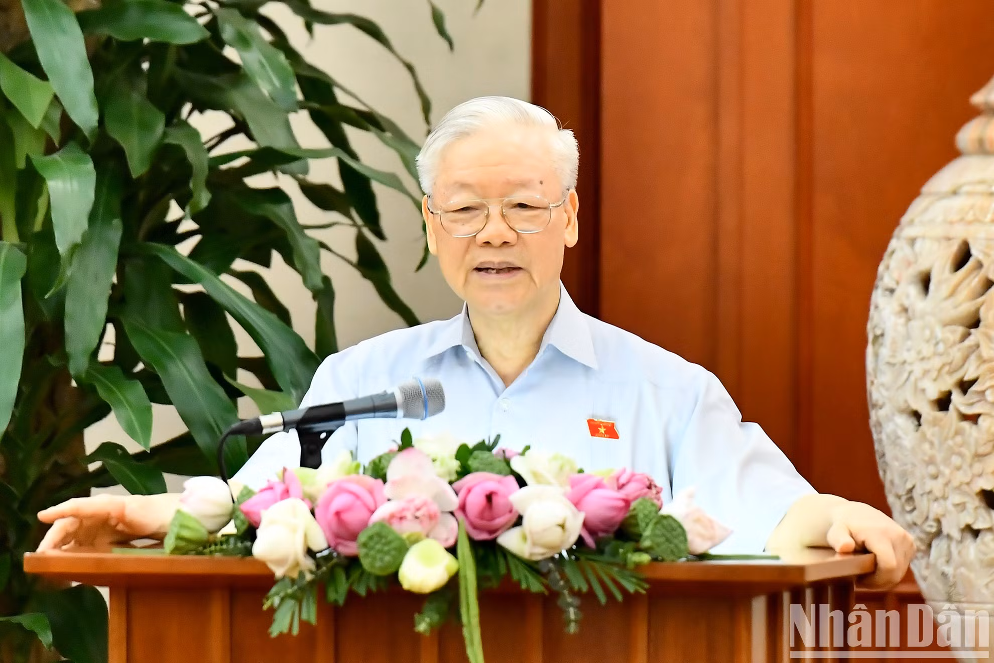 阮富仲总书记同越南第十五届国会女性国会代表小组交谈。